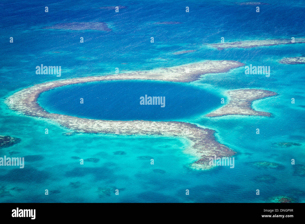 Luftaufnahme des das great blue Hole von der Küste von Belize Stockfoto