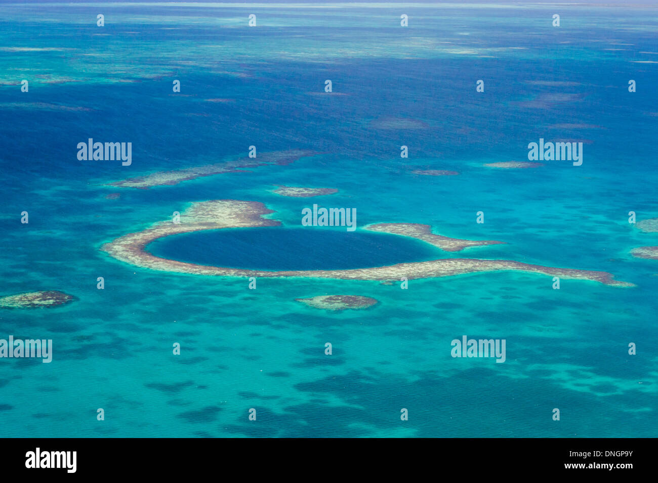 Luftaufnahme des das great blue Hole von der Küste von Belize Stockfoto