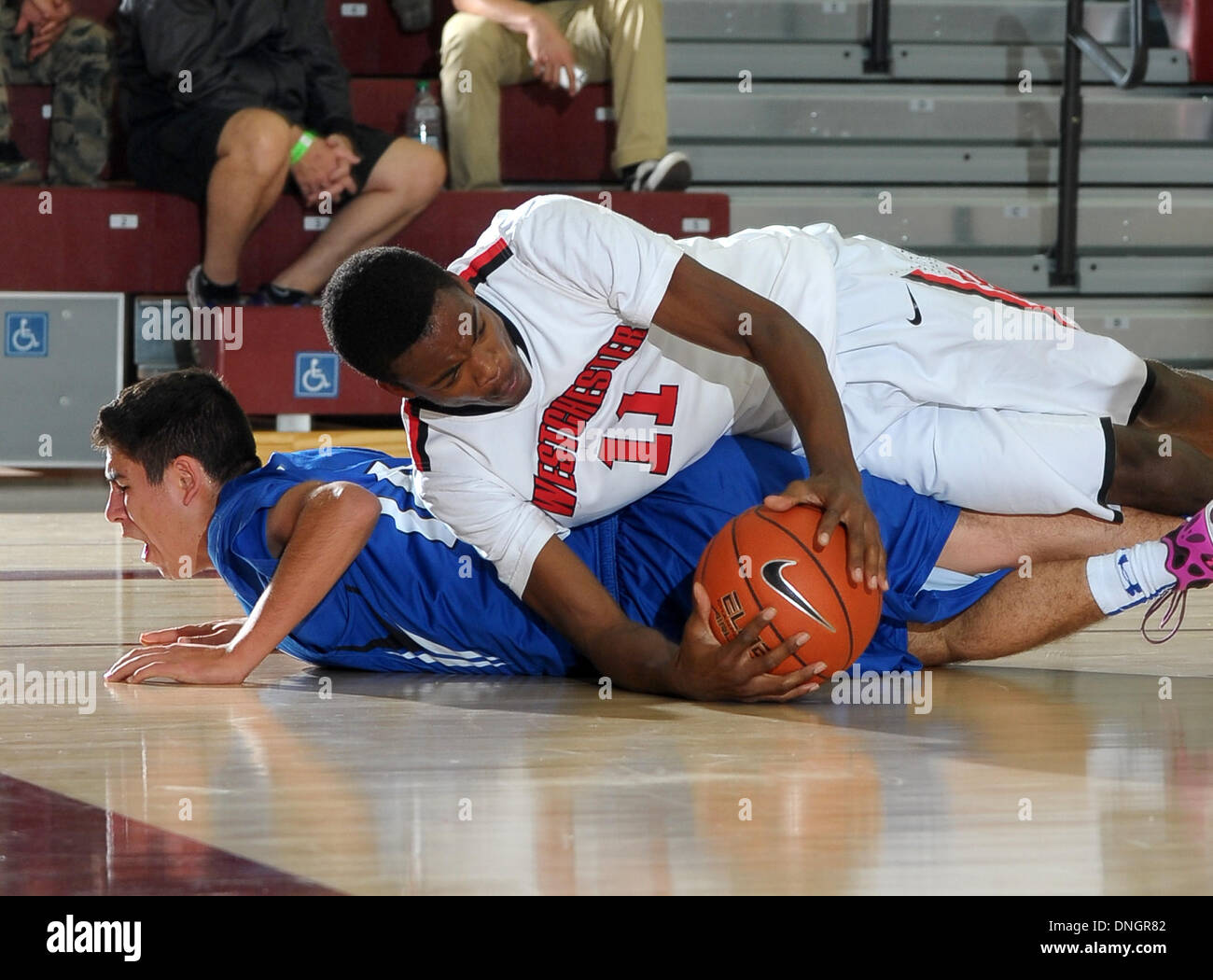 Rancho Mirage, Kalifornien, USA. 28. Dezember 2013. 28. Dezember 2013 Rancho Mirage, CA. Westchester Kometen Cameron Young #11 geht auf den Boden, Landung auf einem christlichen Hauptstadt-Player während des Abrufens einer lockeren Kugel in MaxPreps Urlaub klassischen Basketball-Spiel zwischen dem Westchester Kometen und die Hauptstadt christlichen Cougars in Rancho Mirage High School in Rancho Mirage, ca. Hauptstadt christlichen besiegt Westchester 47 43, um das MaxPreps Holiday Classic Invitational Division Championship-Spiel zu gelangen. David Hood/CSM. © Csm/Alamy Live-Nachrichten Stockfoto