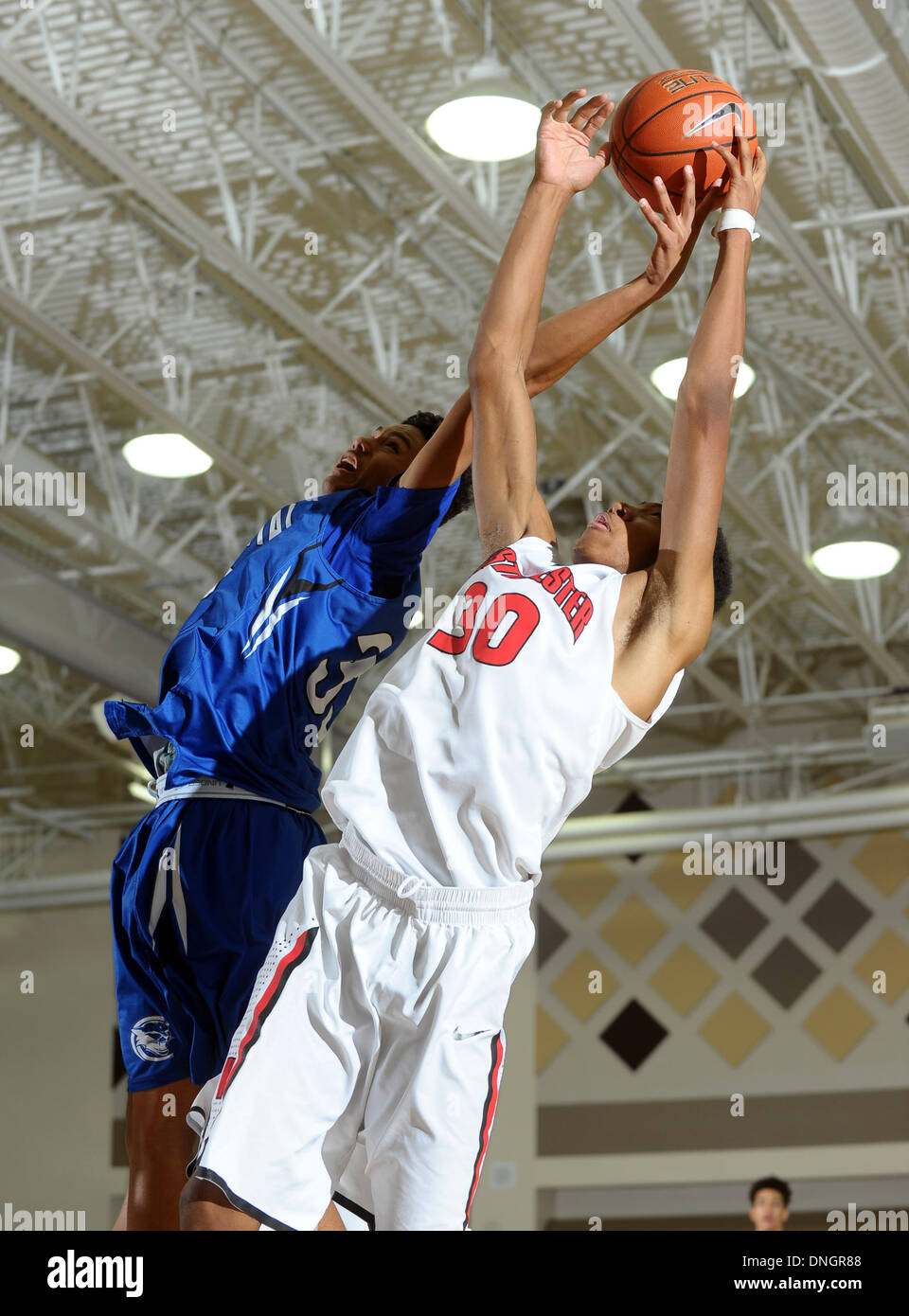 Rancho Mirage, Kalifornien, USA. 28. Dezember 2013. 28. Dezember 2013 Rancho Mirage, CA. Westchester Kometen Elijah Stewart #30 und Hauptstadt christlichen Tiegen Jones #33 steigen für einen Rebound in MaxPreps Urlaub klassischen Basketball-Spiel zwischen dem Westchester Kometen und die Hauptstadt christlichen Cougars in Rancho Mirage High School in Rancho Mirage, ca. Hauptstadt christlichen besiegte Westchester 47-43, um das MaxPreps Holiday Classic Invitational Division Championship-Spiel zu gelangen. David Hood/CSM. © Csm/Alamy Live-Nachrichten Stockfoto