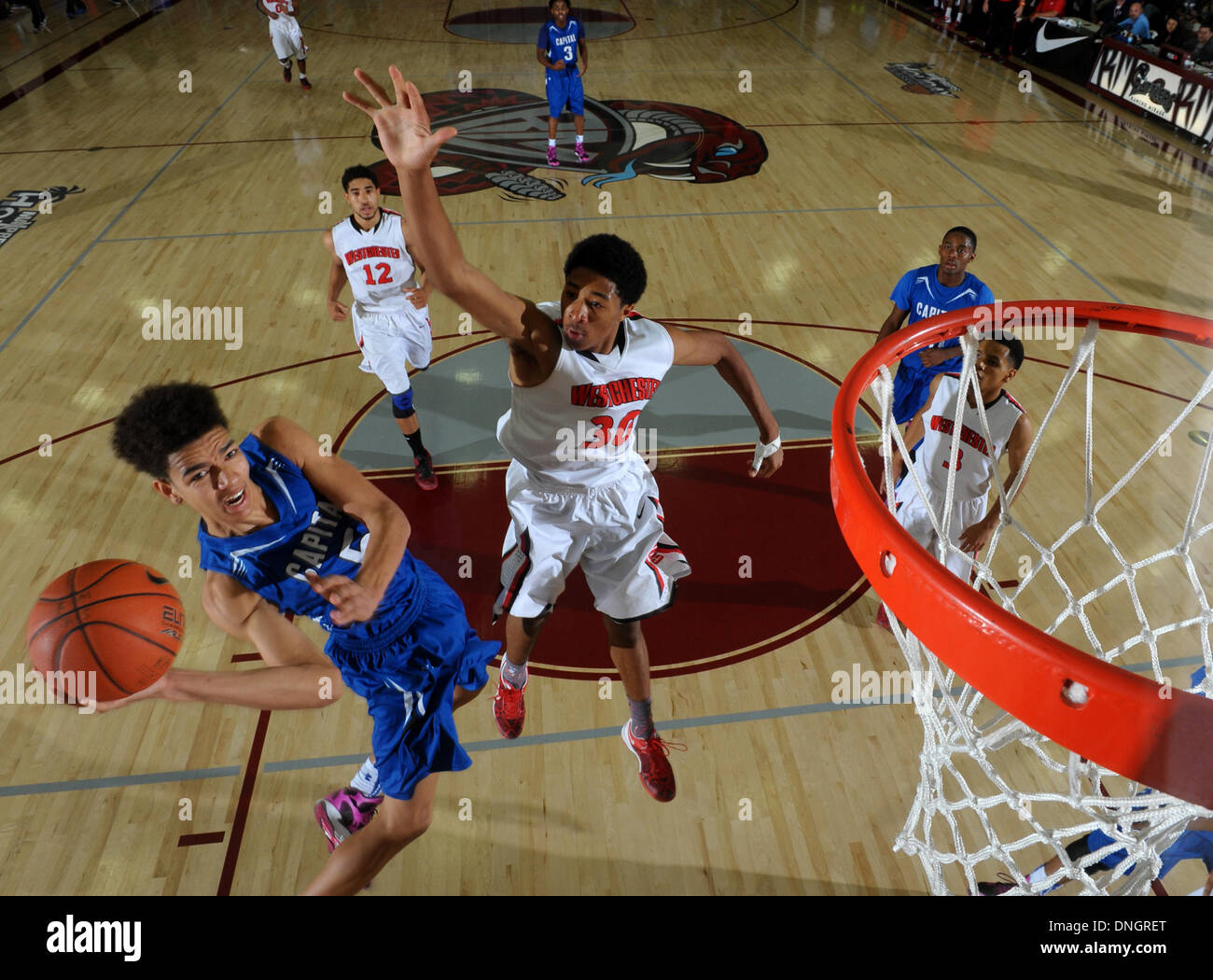 Rancho Mirage, Kalifornien, USA. 28. Dezember 2013. 28. Dezember 2013 Rancho Mirage, CA. Hauptstadt Christian D.J. Wilson #5 steigt für eine Lay letzten Westchester Kometen Elijah Stewart # 30 in MaxPreps Urlaub klassischen Basketball-Spiel zwischen dem Westchester Kometen und die Hauptstadt christlichen Cougars in Rancho Mirage High School in Rancho Mirage, ca. Hauptstadt christlichen besiegt Westchester 47 43, um das MaxPreps Holiday Classic Invitational Division Championship-Spiel zu gelangen. David Hood/CSM. © Csm/Alamy Live-Nachrichten Stockfoto