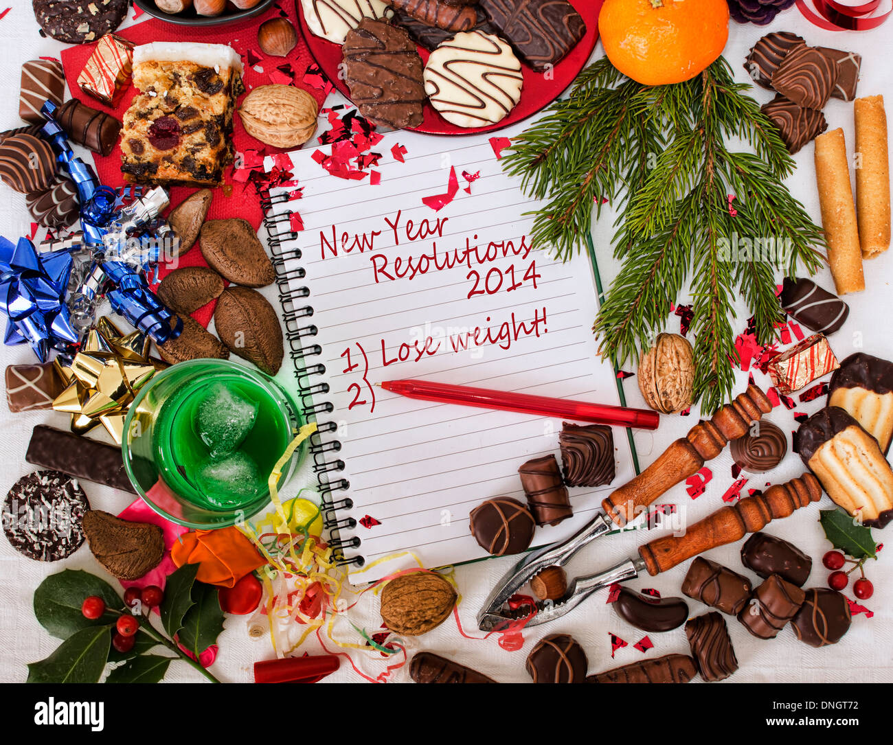 Neujahrsvorsatz - Diät mit Pralinen, Kekse, Obst ein Muttern Stockfoto