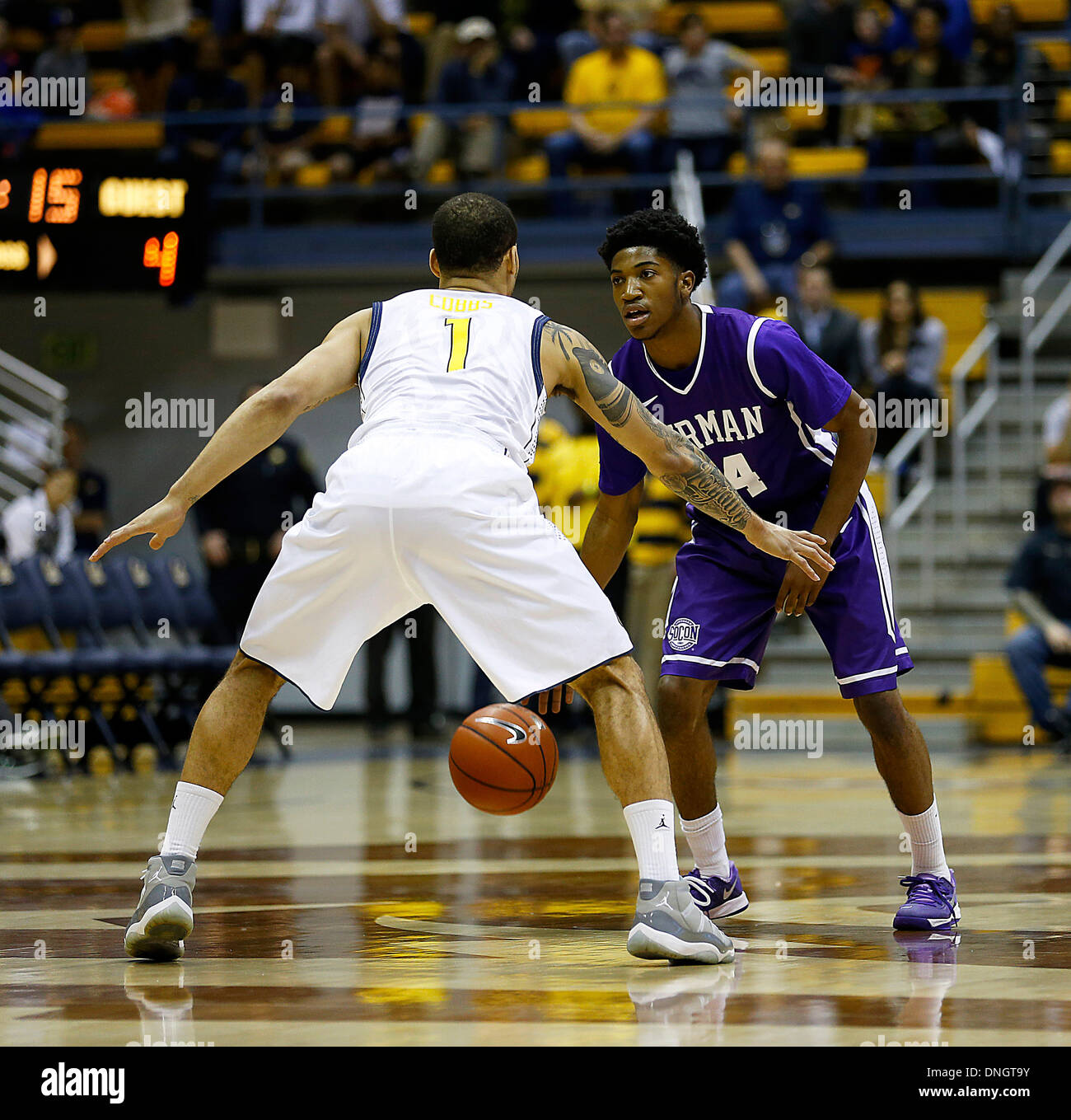 Berkeley, CA, USA. 28. Dezember 2013. 28. Dezember 2013 - Berkeley CA, US - Furman Universität G # 14 Stephen Croone geht gegen Cal # 1 Justin Cobbs am Mitte Hof während der NCAA Männer Basketball-Spiel zwischen Furman University Paladine und California Golden Bears 90-60 im Hass Pavillon Berkeley Calif Credit verloren: Csm/Alamy Live-Nachrichten Stockfoto