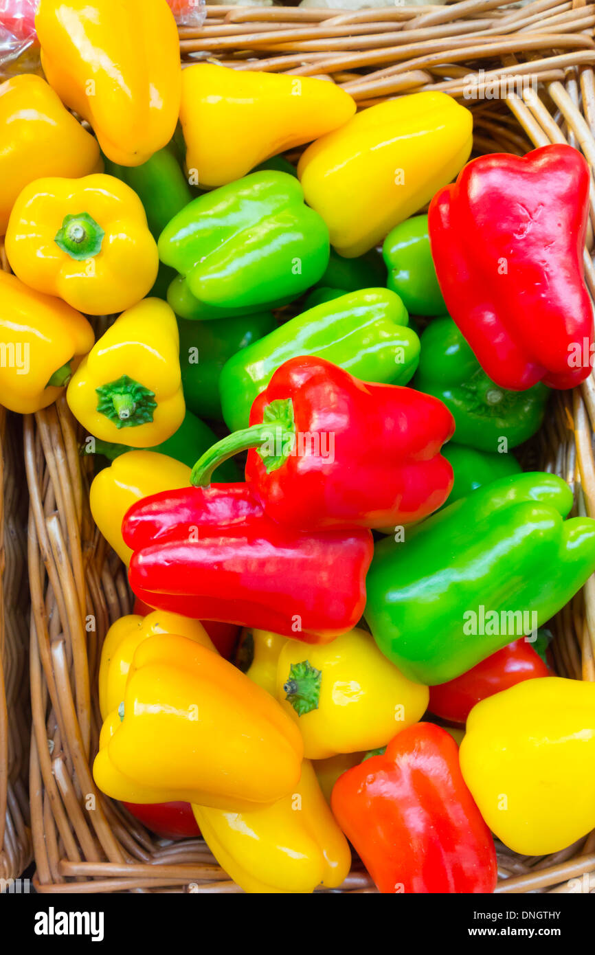 Ein Supermarkt-Anzeige der kleine rote gelbe und grüne Paprika in einem Korb. Stockfoto