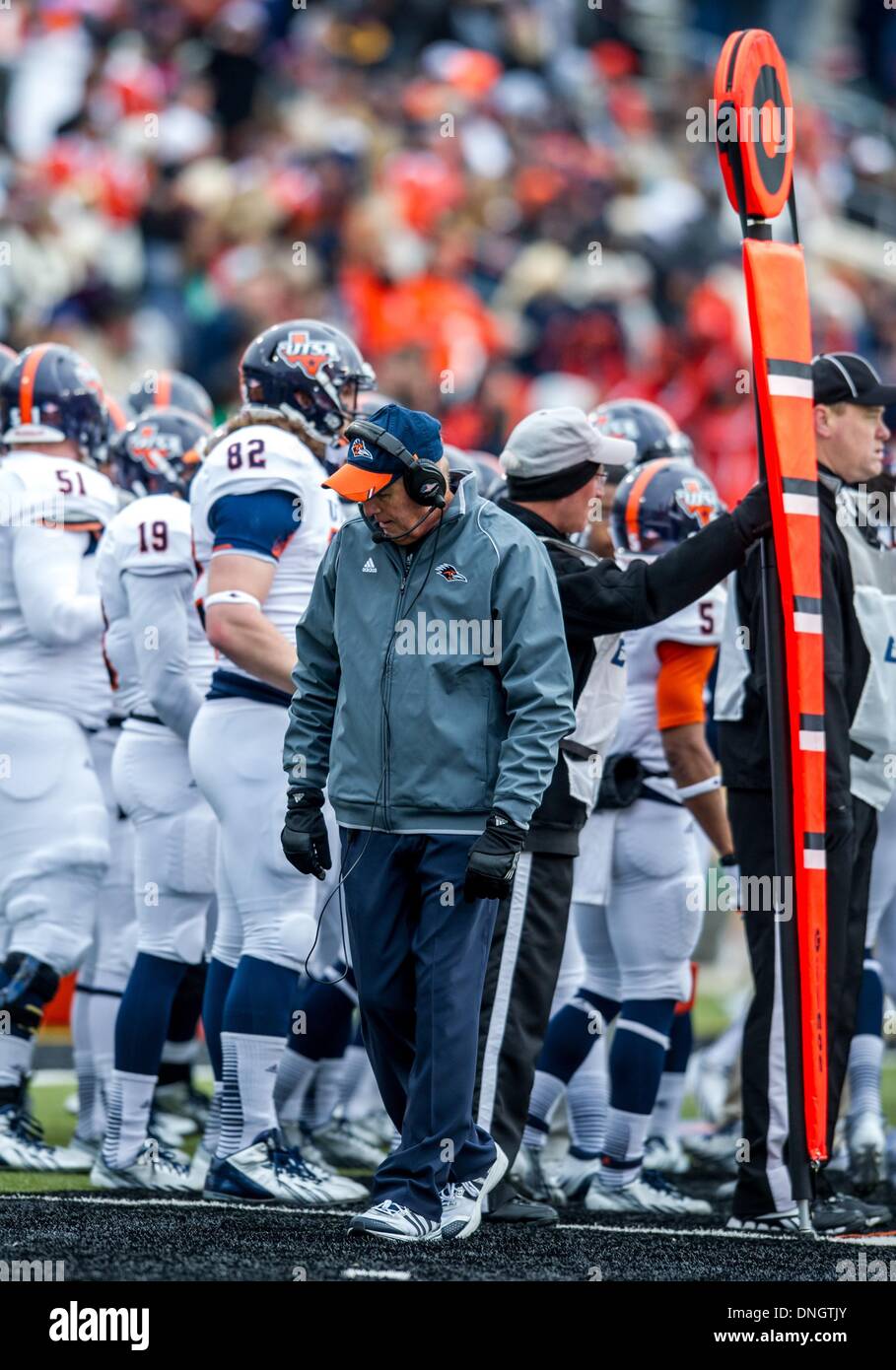 23. November 2013:. UTSA Roadrunners head Coach Larry Coker auf der sidelines.in eine NCAA Football-Spiel zwischen der Universität San Antonio Roadrunners und die North Texas Eagles Apogee-Stadion in Denton, Texas. Stockfoto