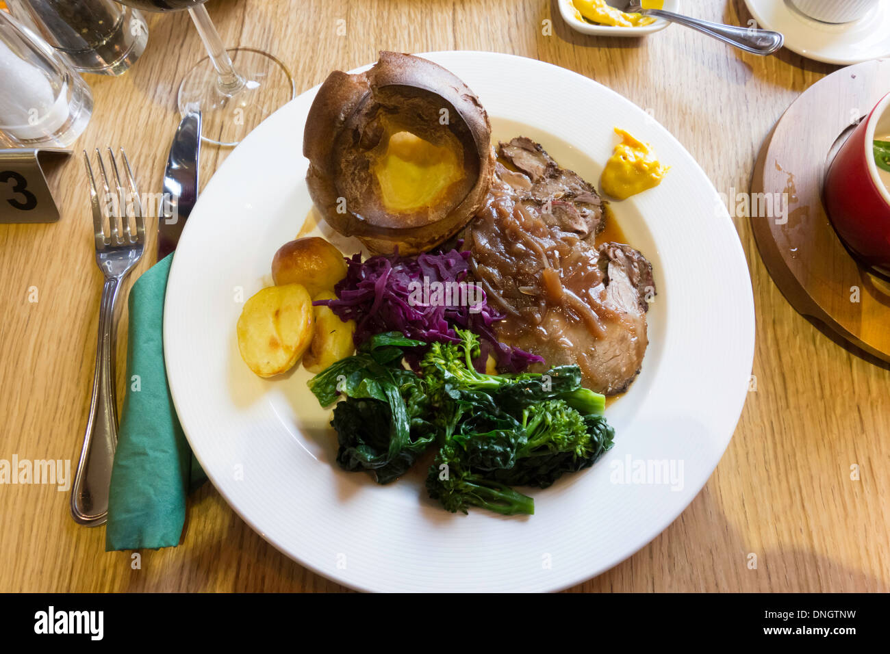 Mittagessen Sie Sonntag Hauptgerichte gebratenes Rinderfilet Rindfleisch Yorkshire Pudding Gemüse Sauce und Senf Stockfoto