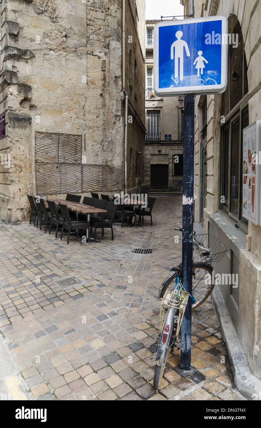 Fahrrad gesichert, eine blaue und weiße Fußgänger nur signieren im Stadtteil Saint-Pierre, Bordeaux, Frankreich Stockfoto