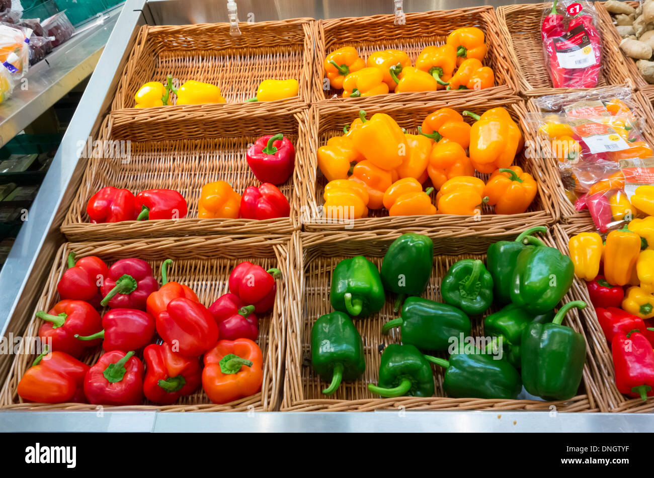 Ein Supermarkt-Anzeige der kleine rote gelbe und grüne Paprika in Körben. Stockfoto