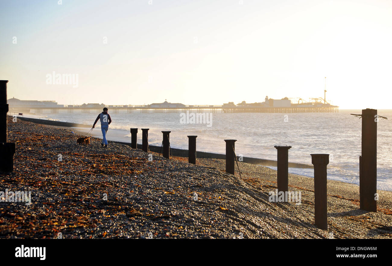 Die Ruhe zwischen den Stürmen am Strand von Brighton nach Tagen der Stürme und Regen South East Of England Credit zerschlagen hatte heute Vormittag: Simon Dack/Alamy Live News Stockfoto