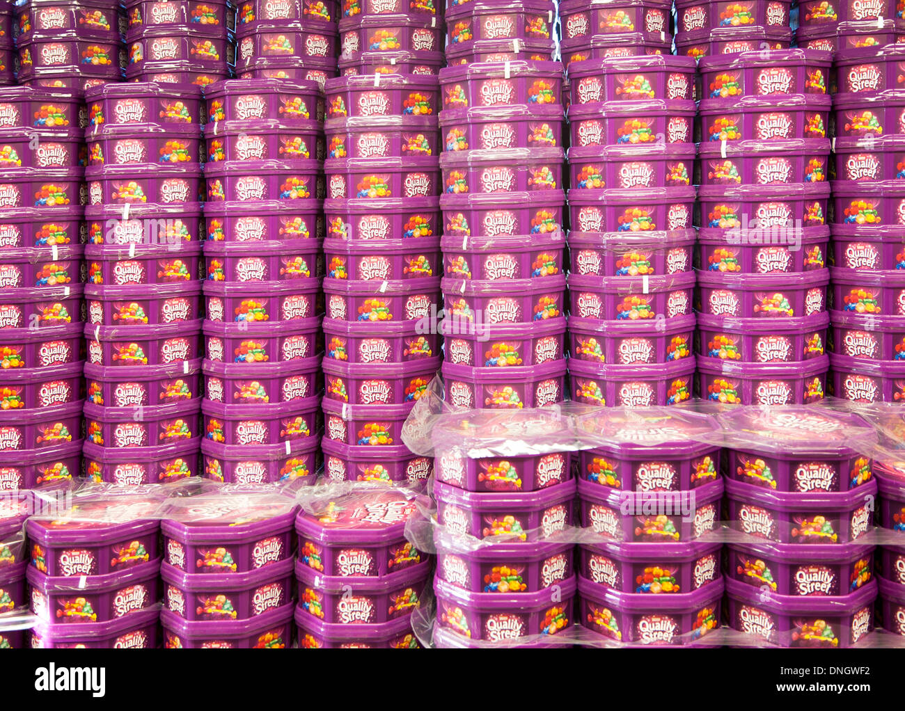 Haufen von Quality Street Schokolade Dosen häuften sich in einem Supermarkt, UK Stockfoto