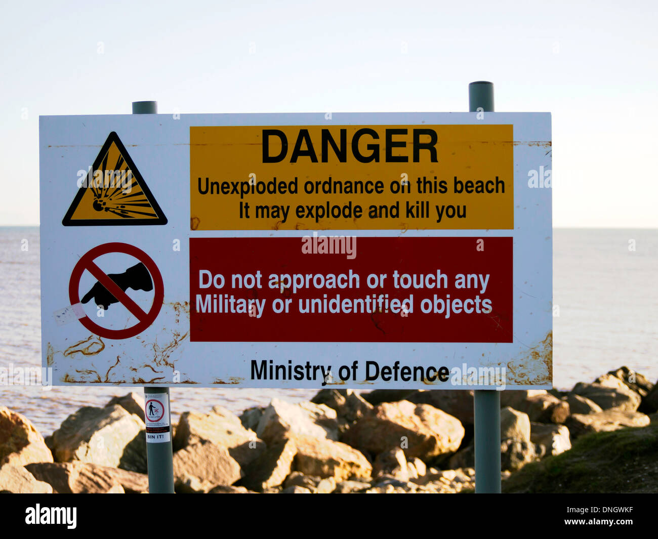 Hinweisschild Achtung Gefahr Blindgänger an diesem Strand kann es explodieren und töten Sie des Verteidigungsministeriums Stockfoto