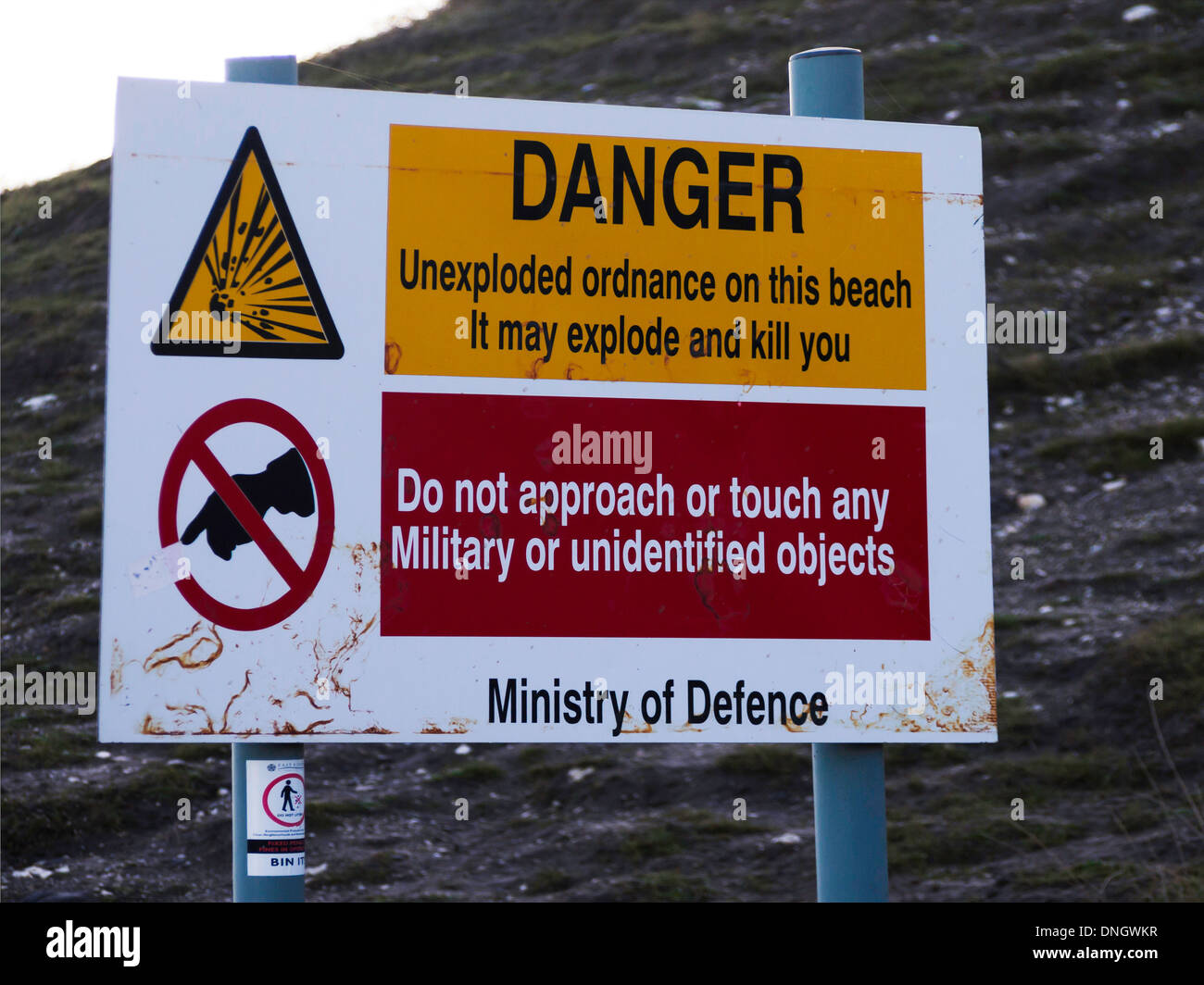 Hinweisschild Achtung Gefahr Blindgänger an diesem Strand kann es explodieren und töten Sie des Verteidigungsministeriums Stockfoto