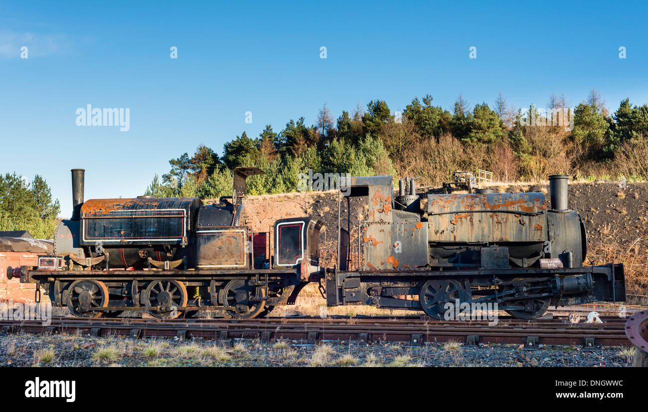 Dampflokomotiven, die Wiederherstellung benötigen. Stockfoto