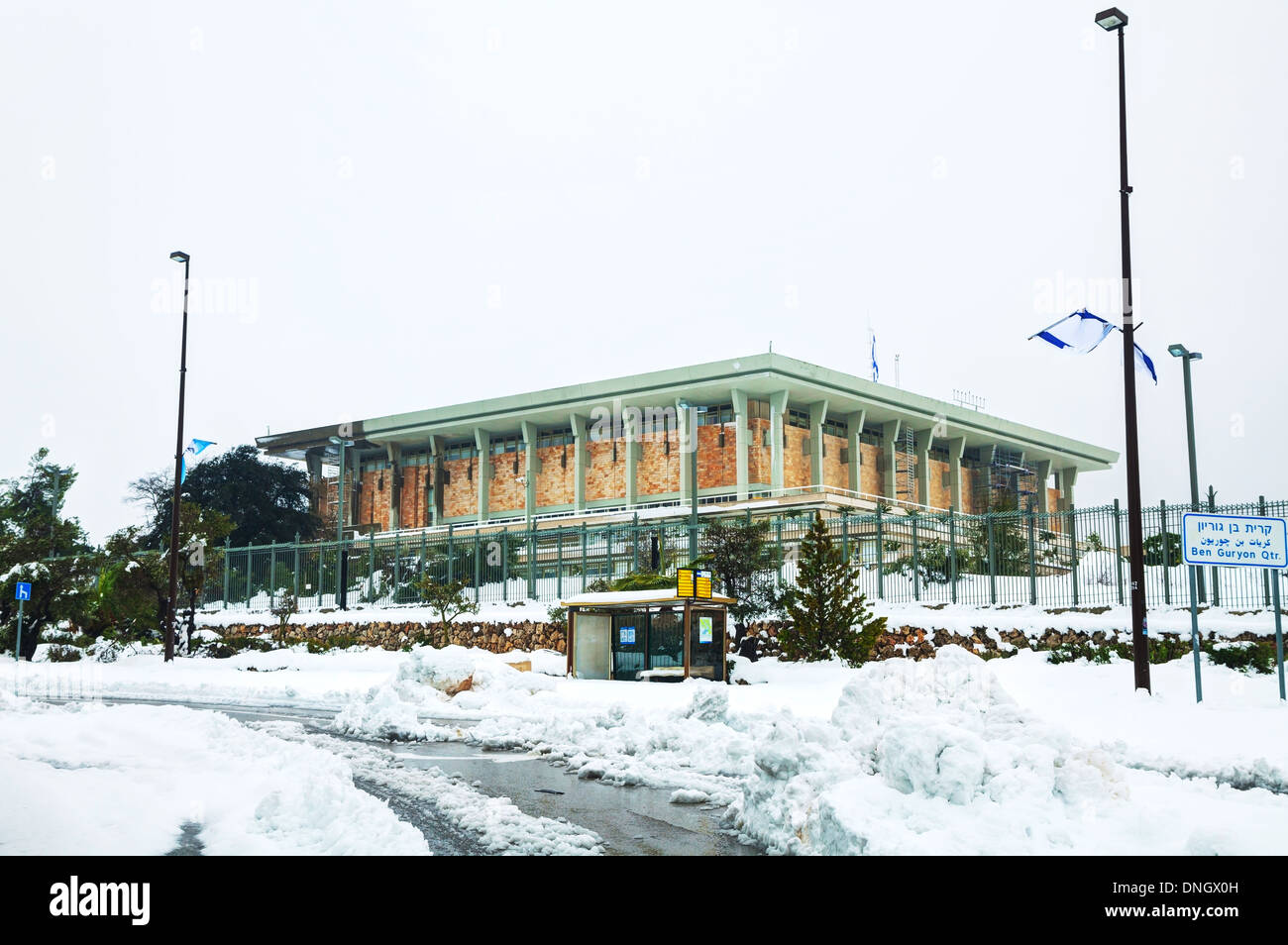 Die Knesset in Jerusalem, Israel bedeckt mit Schnee Stockfoto