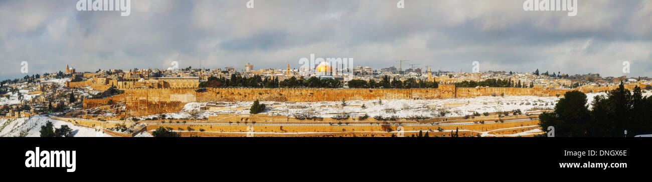 Panorama der Altstadt von Jerusalem, Israel mit der goldenen Kuppel-Moschee Stockfoto