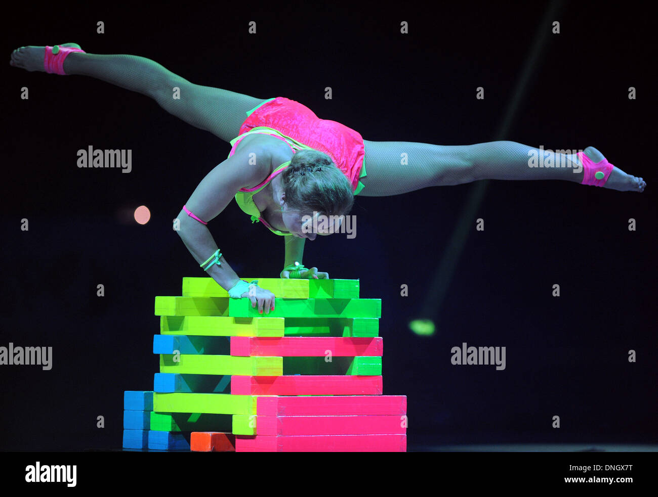 Oldenburg, Deutschland. 28. Dezember 2013. Ukrainische Künstlerin Viktoria Gnatiuk führt ihre Fähigkeiten während der "Feuerwerk der Turnkunst" Gymnastik Show in Oldenburg, Deutschland, 28. Dezember 2013. Europas erfolgreichste Gymnastik-Show startete seine 2014-Tour von Deutschland in der EWE Arena in Oldenburg. Foto: Ingo Wagner/Dpa/Alamy Live News Stockfoto