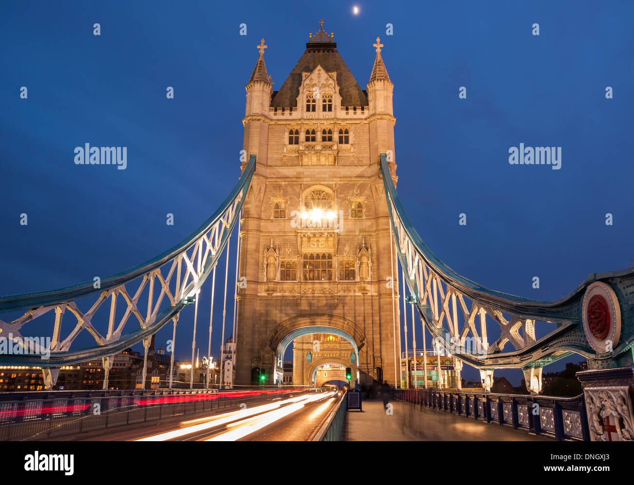 Tower Bridge mit Bewegung verwischt Autolichter in London Stockfoto