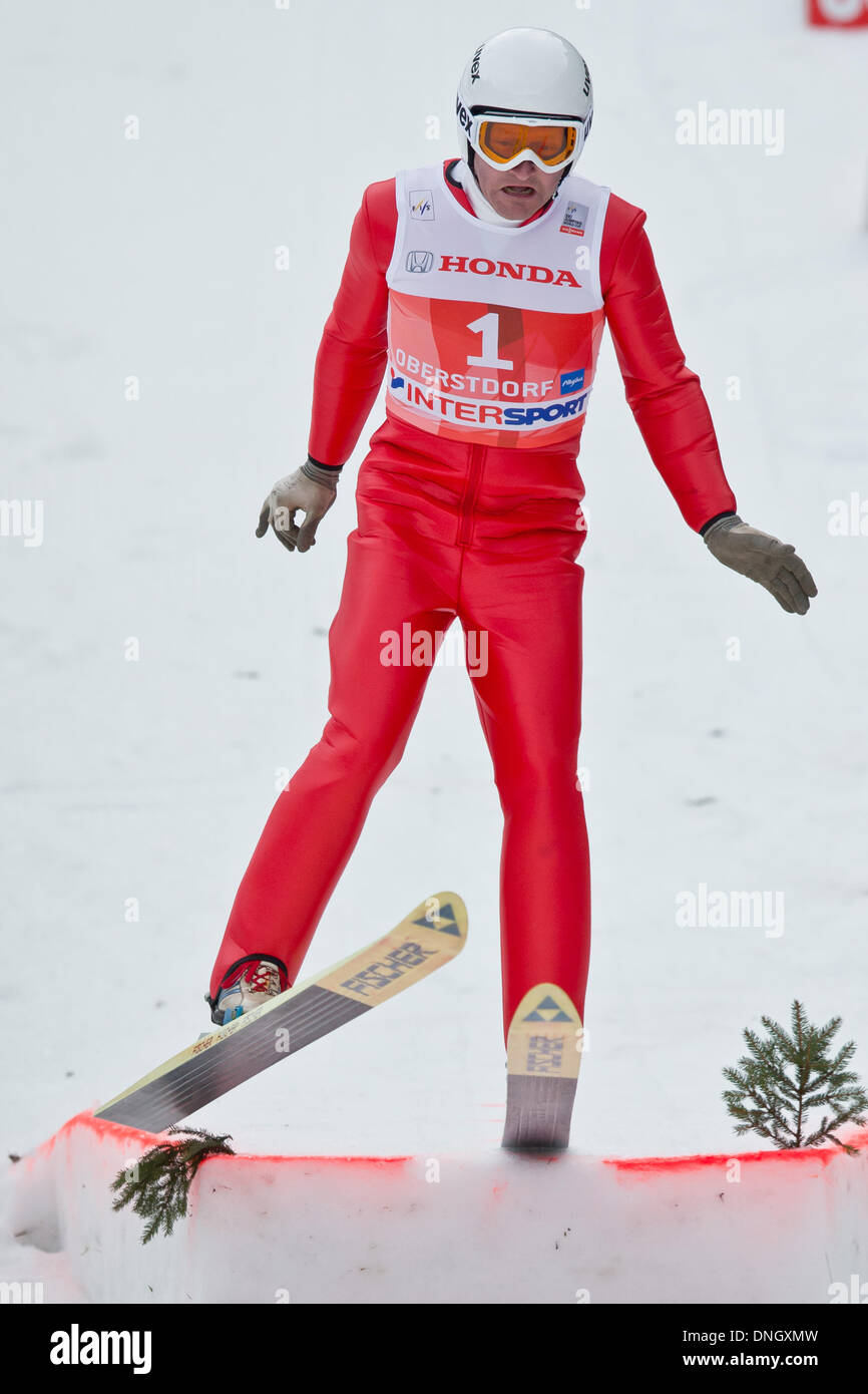 Oberstdorf, Deutschland. 29. Dezember 2013. Ehemaliger Skispringer Michael Edwards, bekannt als Eddie "The Eagle", nimmt einen Sprung in der ersten Phase der Skispringen der Vierschanzentournee in Oberstdorf, Deutschland, 29. Dezember 2013. Foto: DANIEL KARMANN/Dpa/Alamy Live News Stockfoto