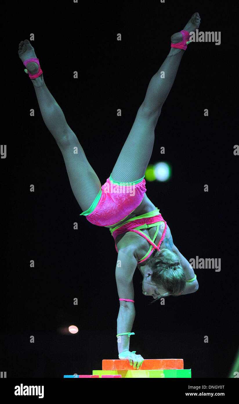 Oldenburg, Deutschland. 28. Dezember 2013. Ukrainische Künstlerin Viktoria Gnatiuk führt ihre Fähigkeiten während der "Feuerwerk der Turnkunst" Gymnastik Show in Oldenburg, Deutschland, 28. Dezember 2013. Europas erfolgreichste Gymnastik-Show startete seine 2014-Tour von Deutschland in der EWE Arena in Oldenburg. Foto: Ingo Wagner/Dpa/Alamy Live News Stockfoto