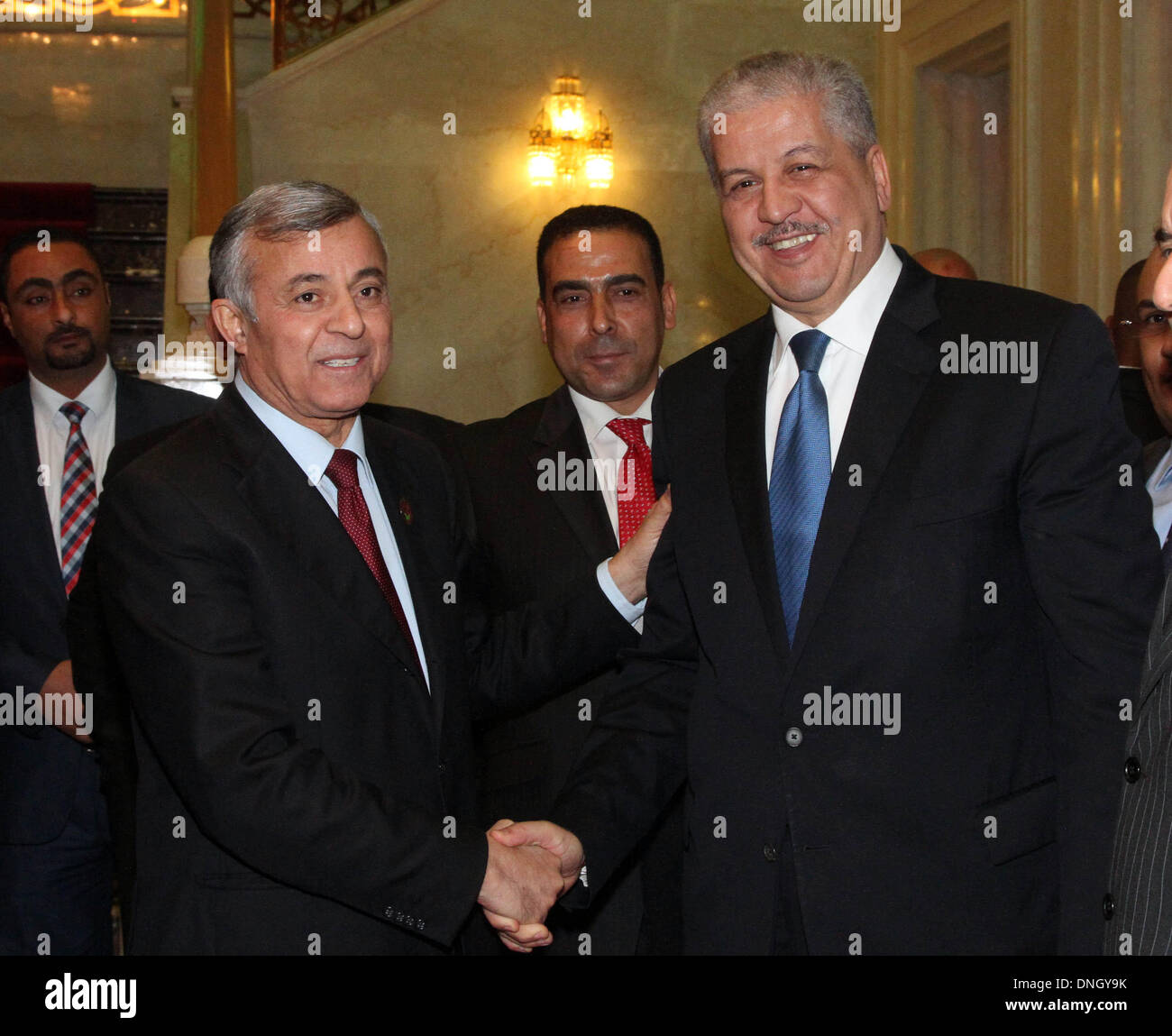 Tripoli, Libyen. 29. Dezember 2013. Präsident von Libyens allgemeine nationale Kongress Nuri Sahmain (L) trifft sich mit Besuch Algerian Prime Minister Abdelmalek Sellal (R) in Tripoli, Libyen, 29. Dezember 2013. Bildnachweis: Hamza Türkei/Xinhua/Alamy Live-Nachrichten Stockfoto
