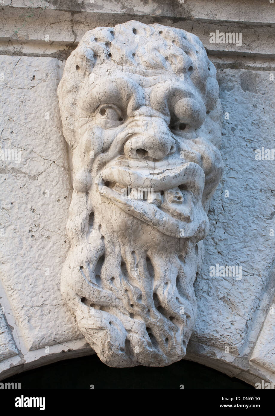hässlicher Mann Basrelief steinernen Gesicht auf der Fassade der Kirche Santa Maria Formosa, Venedig, Italien Stockfoto