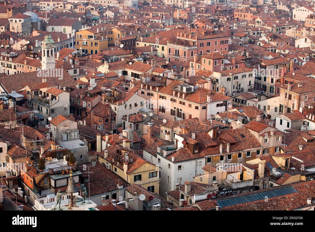 Ansicht von oben-Panorama von alten Häusern und roten Dächern auf Venedig Stockfoto