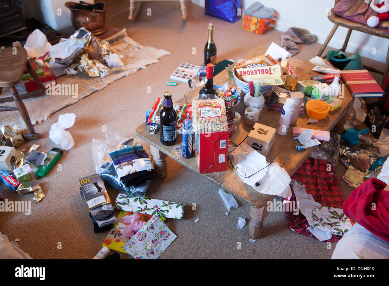 Durcheinander von Weihnachten präsentiert und Geschenkpapier verstreut ein Zuhause, UK Stockfoto