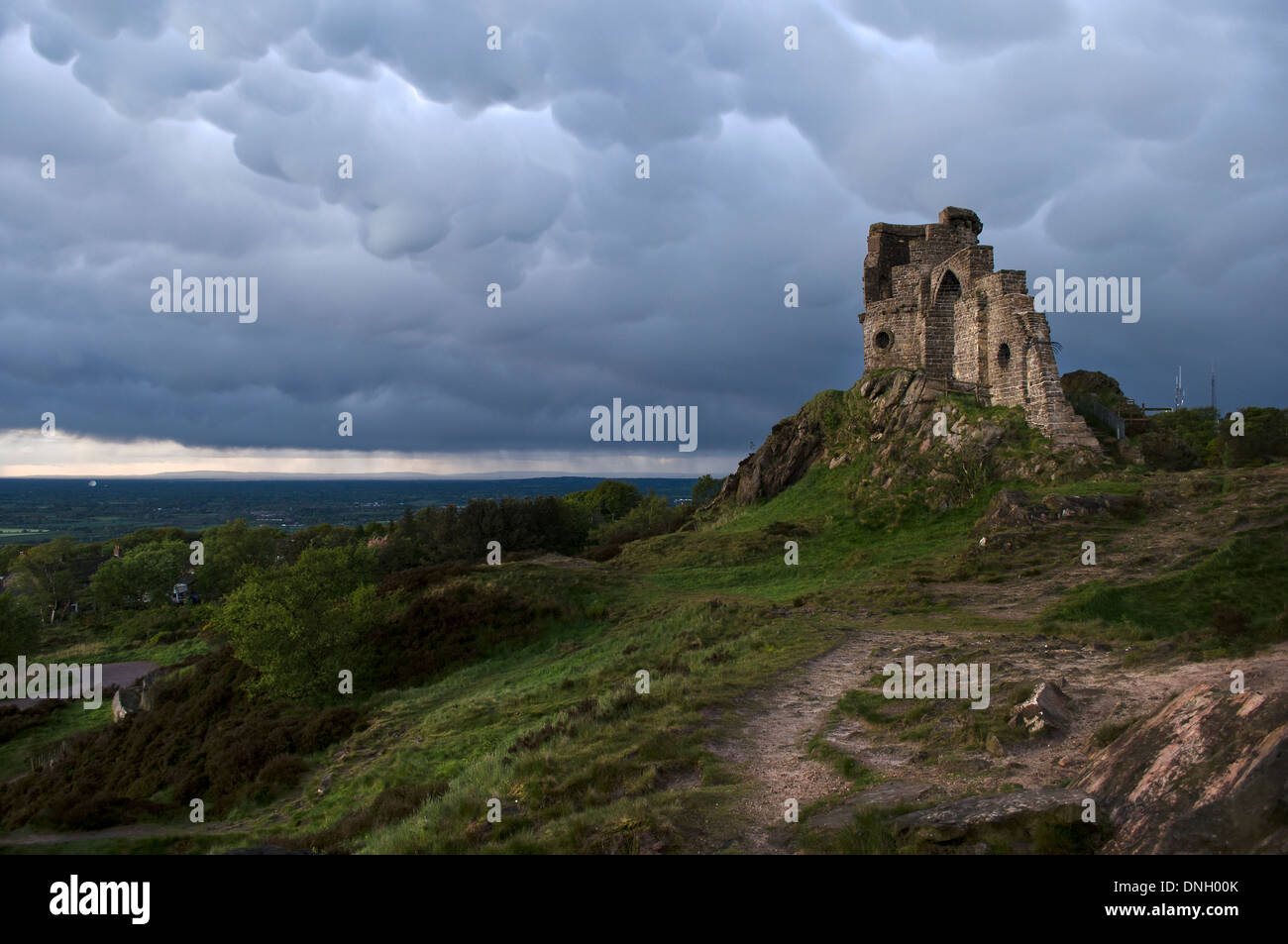 Mow Cop Torheit unter Gewitterhimmel Stockfoto