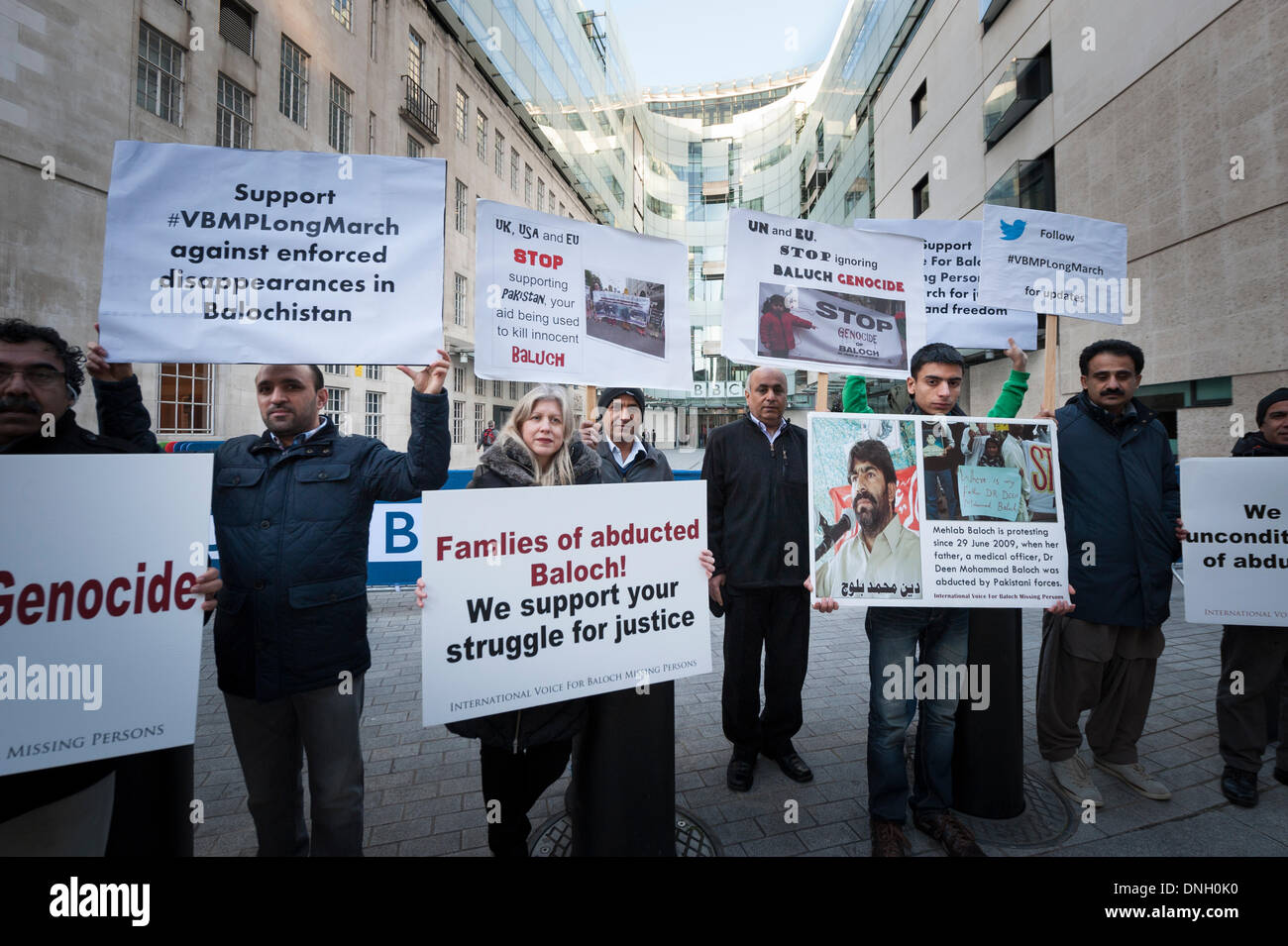 Portland Place, London, UK. 29. Dezember 2013. Eine Gruppe von Demonstranten versammeln sich vor BBC Broadcasting House zur Unterstützung einen laufenden Protestmarsch für mehr als 1500 km in Pakistan. Die Aktivisten fordern Tausende von Menschen haben vor kurzem festgenommen worden oder verschwunden in Belutschistan von Sicherheitsbehörden noch die BBC hat kaum Medienberichterstattung über Veranstaltungen gewidmet. Bildnachweis: Lee Thomas/Alamy Live-Nachrichten Stockfoto