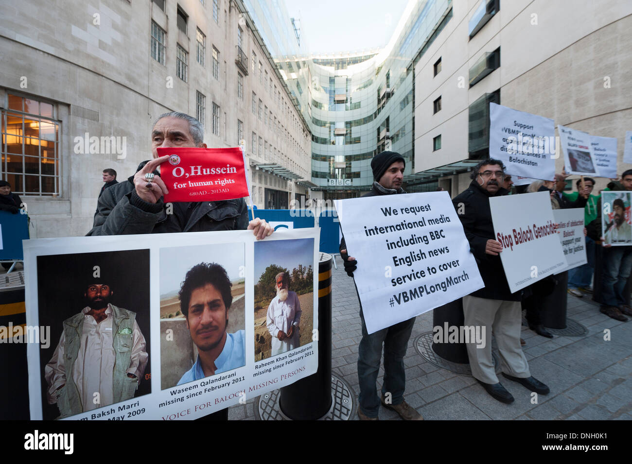Portland Place, London, UK. 29. Dezember 2013. Eine Gruppe von Demonstranten versammeln sich vor BBC Broadcasting House zur Unterstützung einen laufenden Protestmarsch für mehr als 1500 km in Pakistan. Die Aktivisten fordern Tausende von Menschen haben vor kurzem festgenommen worden oder verschwunden in Belutschistan von Sicherheitsbehörden noch die BBC hat kaum Medienberichterstattung über Veranstaltungen gewidmet. Bildnachweis: Lee Thomas/Alamy Live-Nachrichten Stockfoto