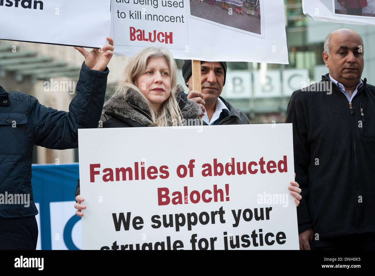 Portland Place, London, UK. 29. Dezember 2013. Eine Gruppe von Demonstranten versammeln sich vor BBC Broadcasting House zur Unterstützung einen laufenden Protestmarsch für mehr als 1500 km in Pakistan. Die Aktivisten fordern Tausende von Menschen haben vor kurzem festgenommen worden oder verschwunden in Belutschistan von Sicherheitsbehörden noch die BBC hat kaum Medienberichterstattung über Veranstaltungen gewidmet. Bildnachweis: Lee Thomas/Alamy Live-Nachrichten Stockfoto
