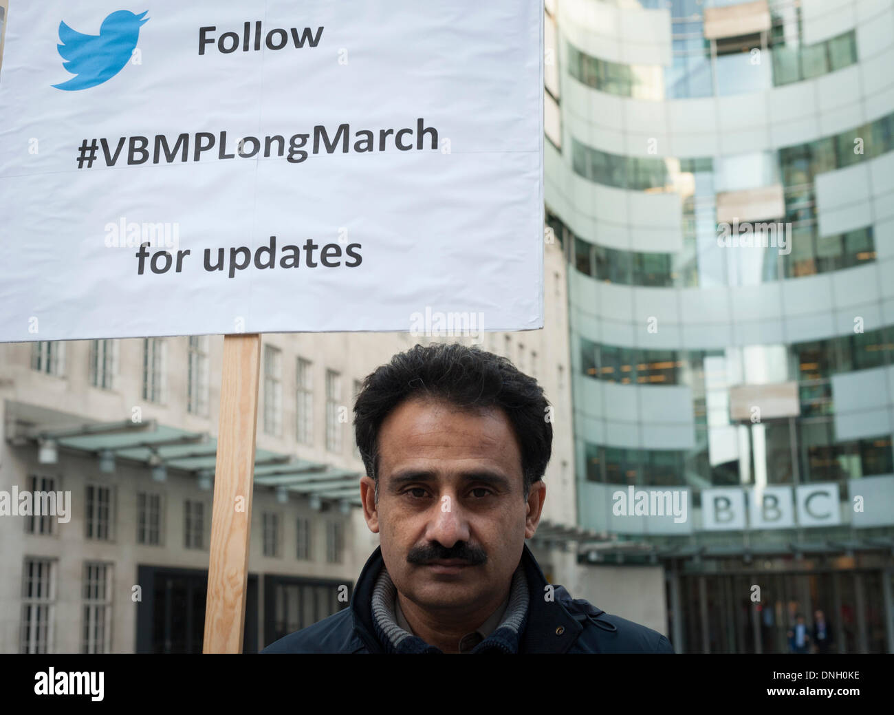 Portland Place, London, UK. 29. Dezember 2013. Eine Gruppe von Demonstranten versammeln sich vor BBC Broadcasting House zur Unterstützung einen laufenden Protestmarsch für mehr als 1500 km in Pakistan. Die Aktivisten fordern Tausende von Menschen haben vor kurzem festgenommen worden oder verschwunden in Belutschistan von Sicherheitsbehörden noch die BBC hat kaum Medienberichterstattung über Veranstaltungen gewidmet. Bildnachweis: Lee Thomas/Alamy Live-Nachrichten Stockfoto