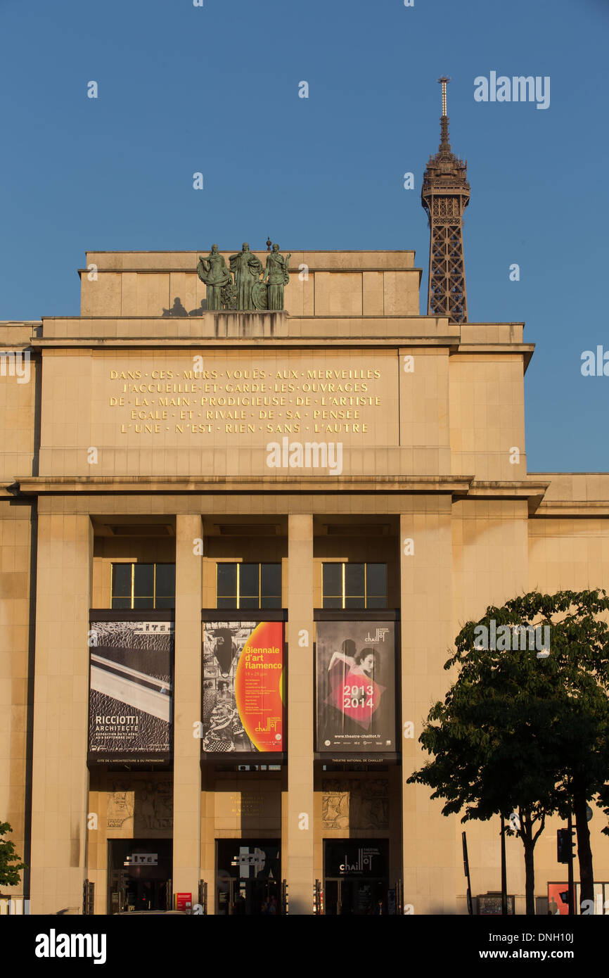 DAS PALAIS DE CHAILLOT BEHERBERGT MEHRERE MUSEEN, MUSEUM OF MAN, DAS MARINEMUSEUM, DAS THEATRE NATIONAL DE CHAILLOT UND DER STADTARCHITEKTUR UND ERBE, 16. ARRONDISSEMENT VON PARIS, PARIS, FRANKREICH Stockfoto