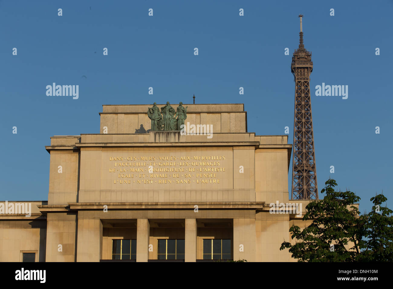 DAS PALAIS DE CHAILLOT BEHERBERGT MEHRERE MUSEEN, MUSEUM OF MAN, DAS MARINEMUSEUM, DAS THEATRE NATIONAL DE CHAILLOT UND DER STADTARCHITEKTUR UND ERBE, 16. ARRONDISSEMENT VON PARIS, PARIS, FRANKREICH Stockfoto