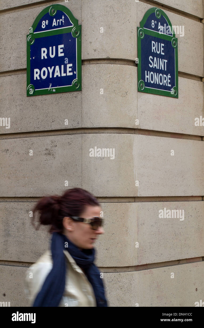 EINKAUFEN, ECKE DER RUE ROYALE "UND" RUE SAINT-HONORÉ, 7. ARRONDISSEMENT, PARIS, FRANCE Stockfoto