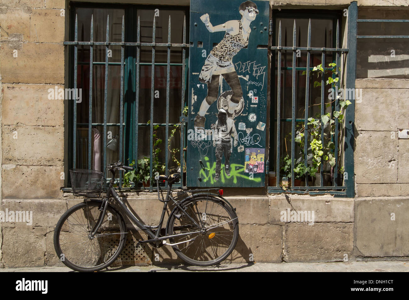 FAHRRAD AUF DEM PLACE DU MARCHE SAINT CATHERINE, 4. ARRONDISSEMENT, PARIS, FRANKREICH Stockfoto