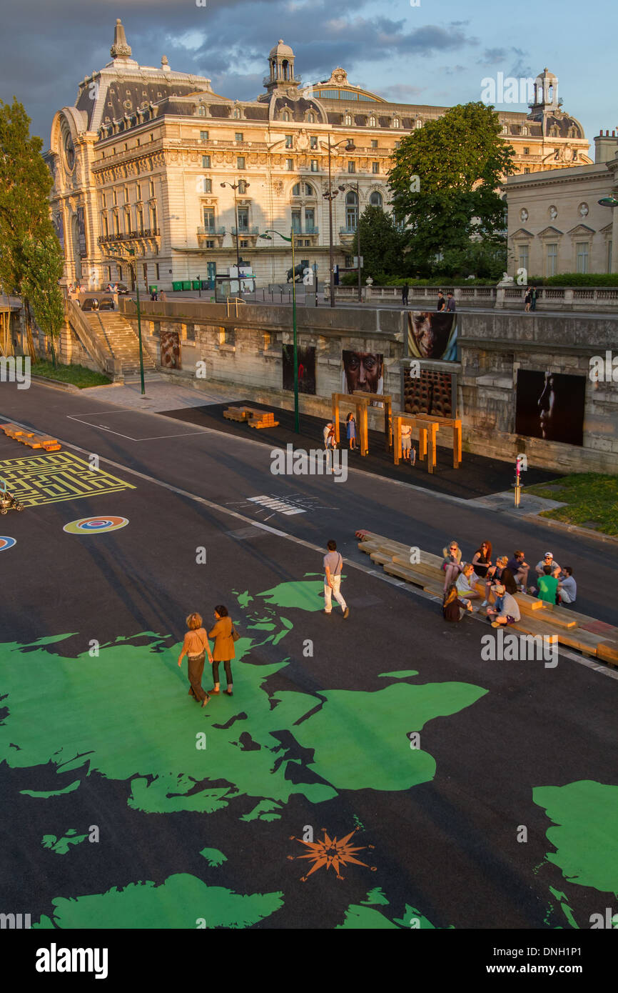 Karte von der Welt an den Ufern der SEINE, URBAN MANAGEMENTPROGRAMM der rechten und linken Ufer erstelle Freizeit- und Erholungsraum, MUSEE D'ÄôORSAY, 7. ARRONDISSEMENT, PARIS, Frankreich Stockfoto