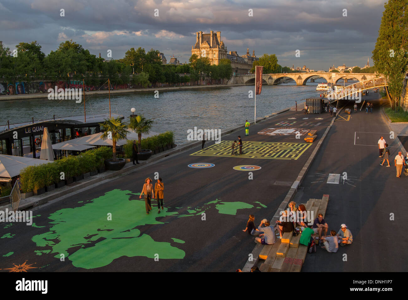 KARTE DER WELT AN DEN UFERN DER SEINE, URBAN MANAGEMENTPROGRAMM DER RECHTEN UND LINKEN UFER ERSTELLE FREIZEIT- UND ERHOLUNGSRAUM, 7. ARRONDISSEMENT, PARIS, FRANKREICH Stockfoto