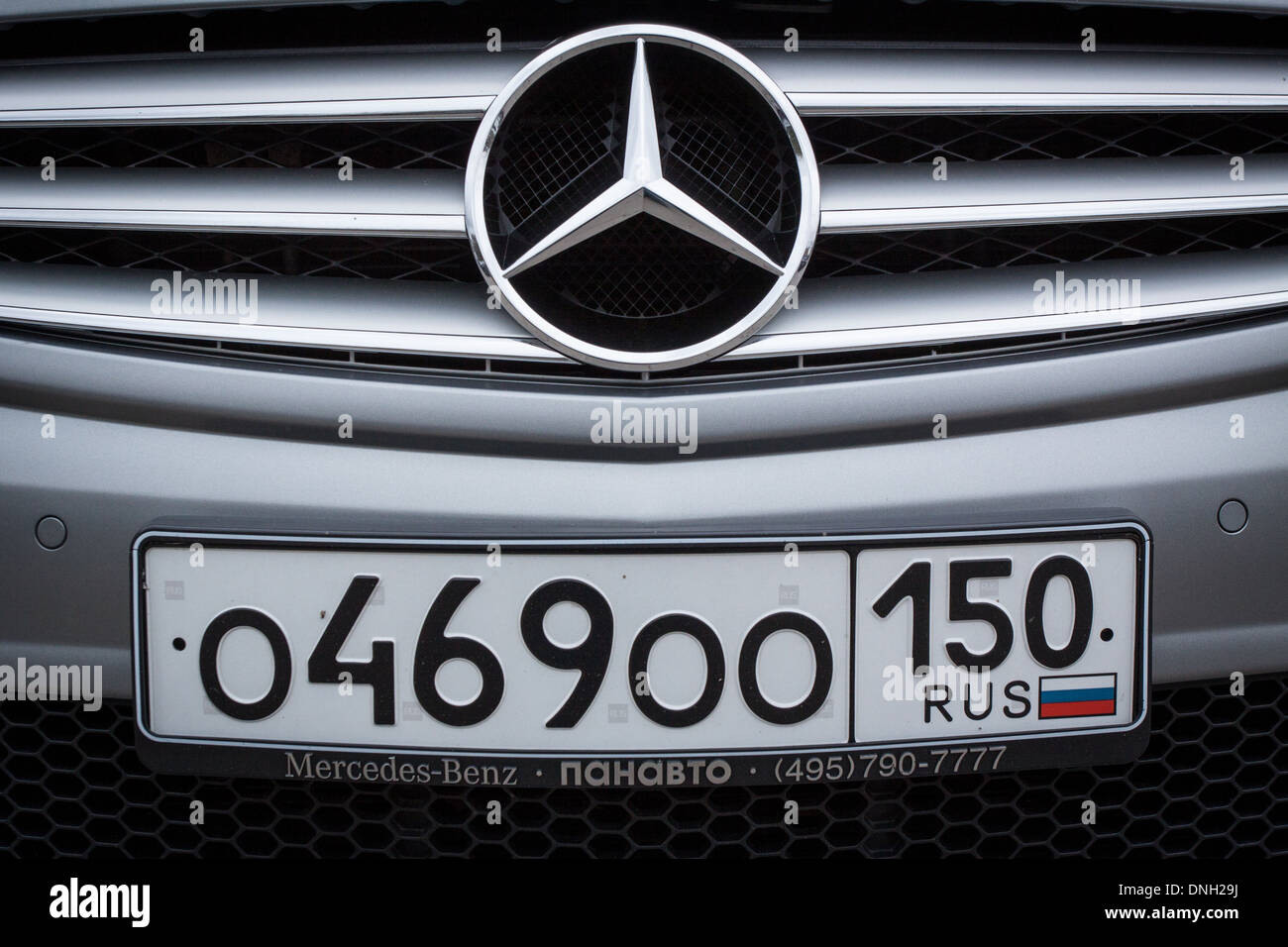 RUSSISCHE KFZ-KENNZEICHEN AUF EINEM MERCEDES, DEUTSCHE LUXUS-AUTO, MOSKAU,  RUSSLAND Stockfotografie - Alamy