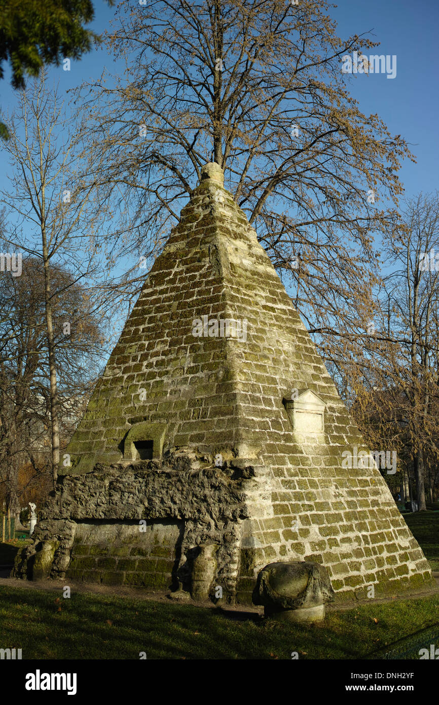 Ägyptische Pyramide (datiert vom ursprünglichen Garten, 1778) im Parc Monceau, Paris, Frankreich Stockfoto