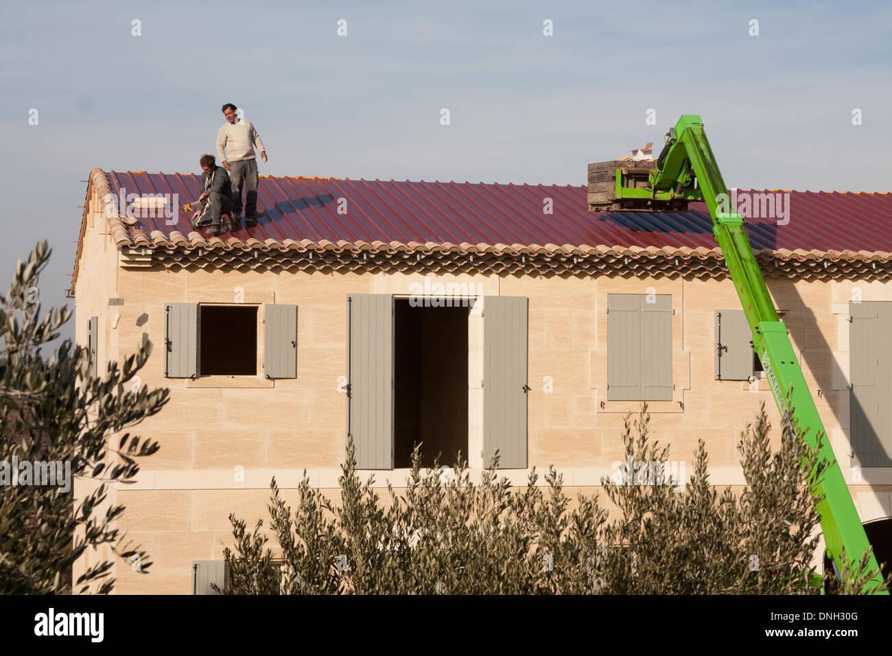 TISCHLER-DACH FLIESENLEGER FÜR EIN HAUS MIT TRADITIONELLEN FLIESEN DES MEDITERRAN, GARD (30), FRANKREICH Stockfoto
