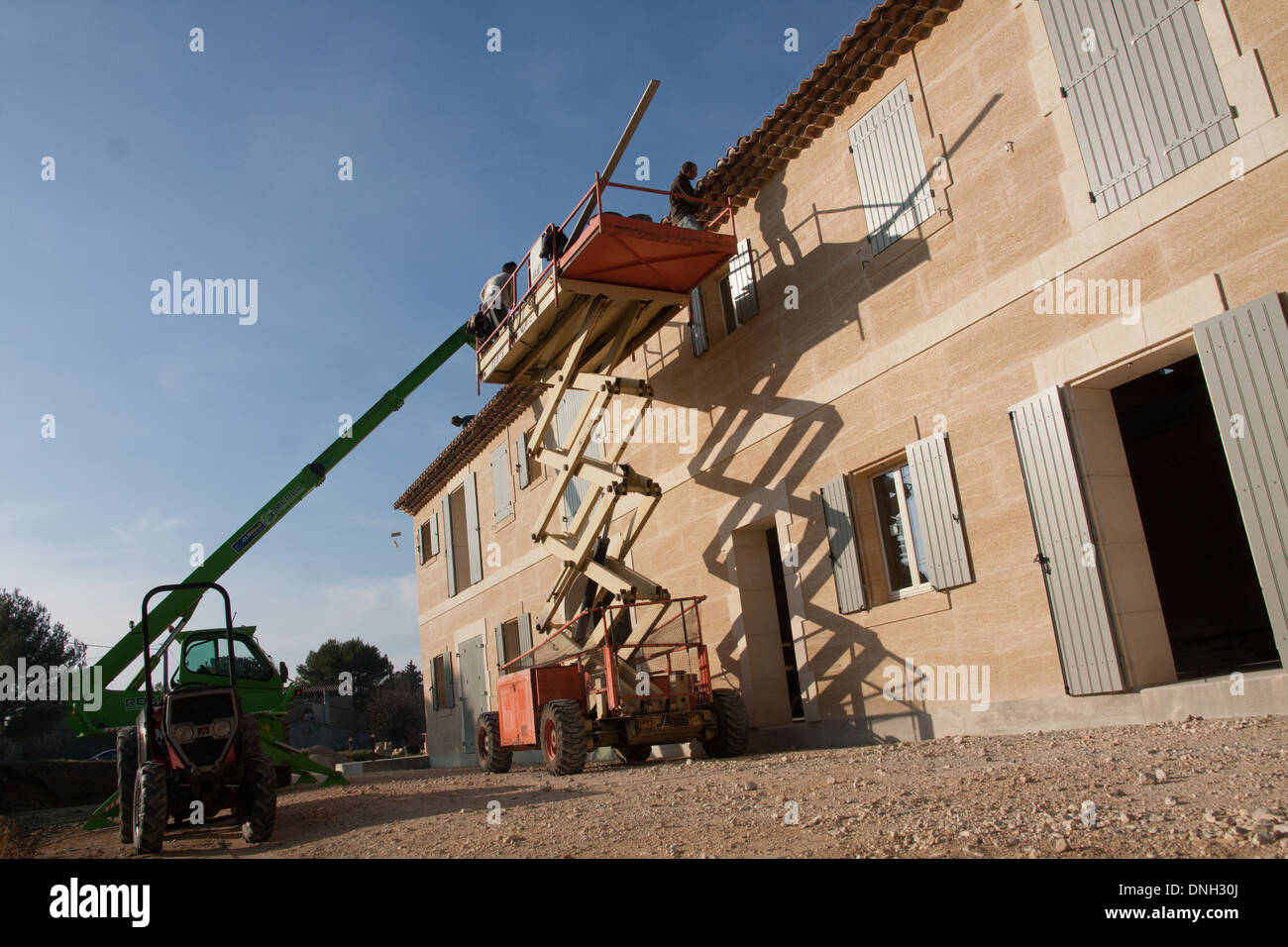 TISCHLER-DACH FLIESENLEGER FÜR EIN HAUS MIT TRADITIONELLEN FLIESEN DES MEDITERRAN, GARD (30), FRANKREICH Stockfoto