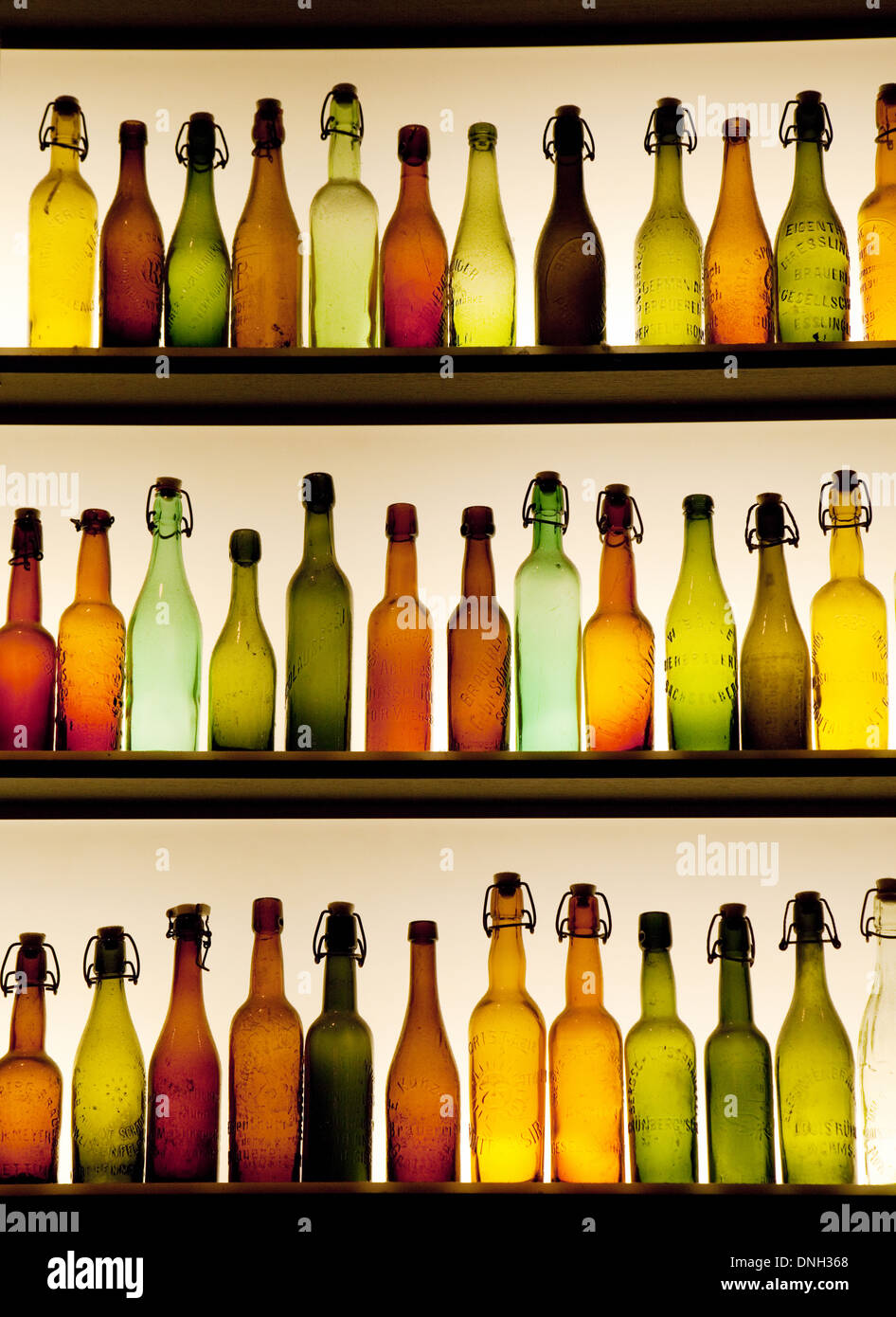 Bunte verschiedene leere Weinflaschen auf einem Regal mit Hintergrundbeleuchtung, Köln (Köln), Deutschland, Europa Stockfoto
