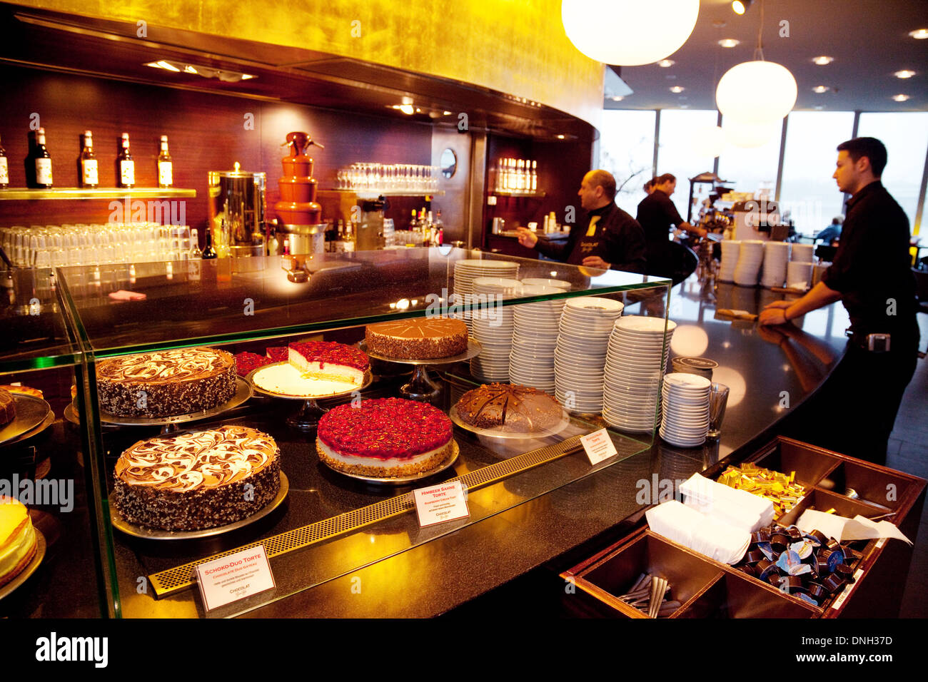 Das Lindt Schokoladenmuseum - und das Café-Restaurant mit vielen Kuchen und Schokolade, Köln ( Köln ), Deutschland Europa Stockfoto