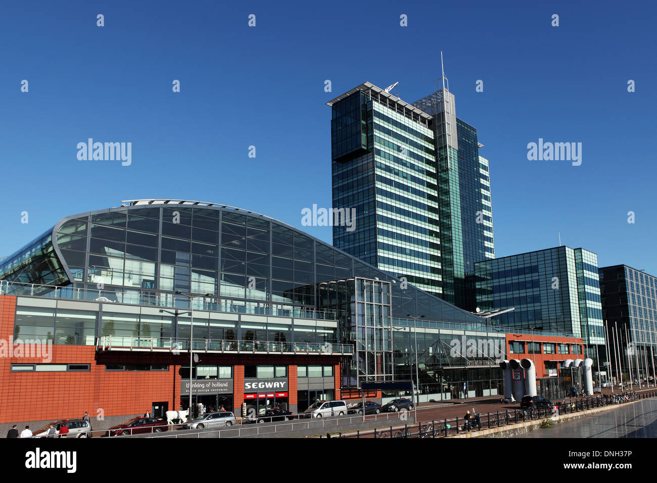 Fassade des Passenger Terminal Amsterdam durch den Fluss Ij in Amsterdam, Niederlande. Stockfoto