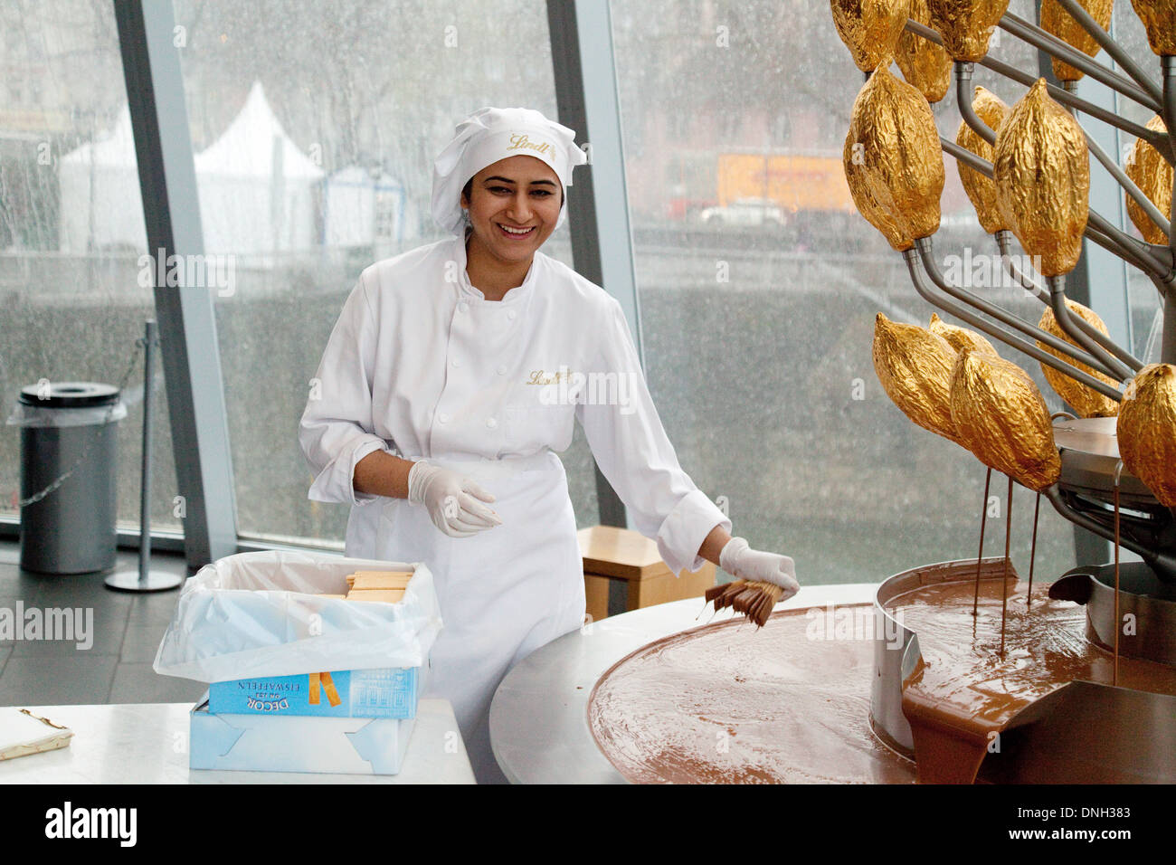 Ein Mitarbeiter der Lindt Schokolade, Lindt Museum of Chocolate, Köln (Köln), Deutschland, Europa Stockfoto