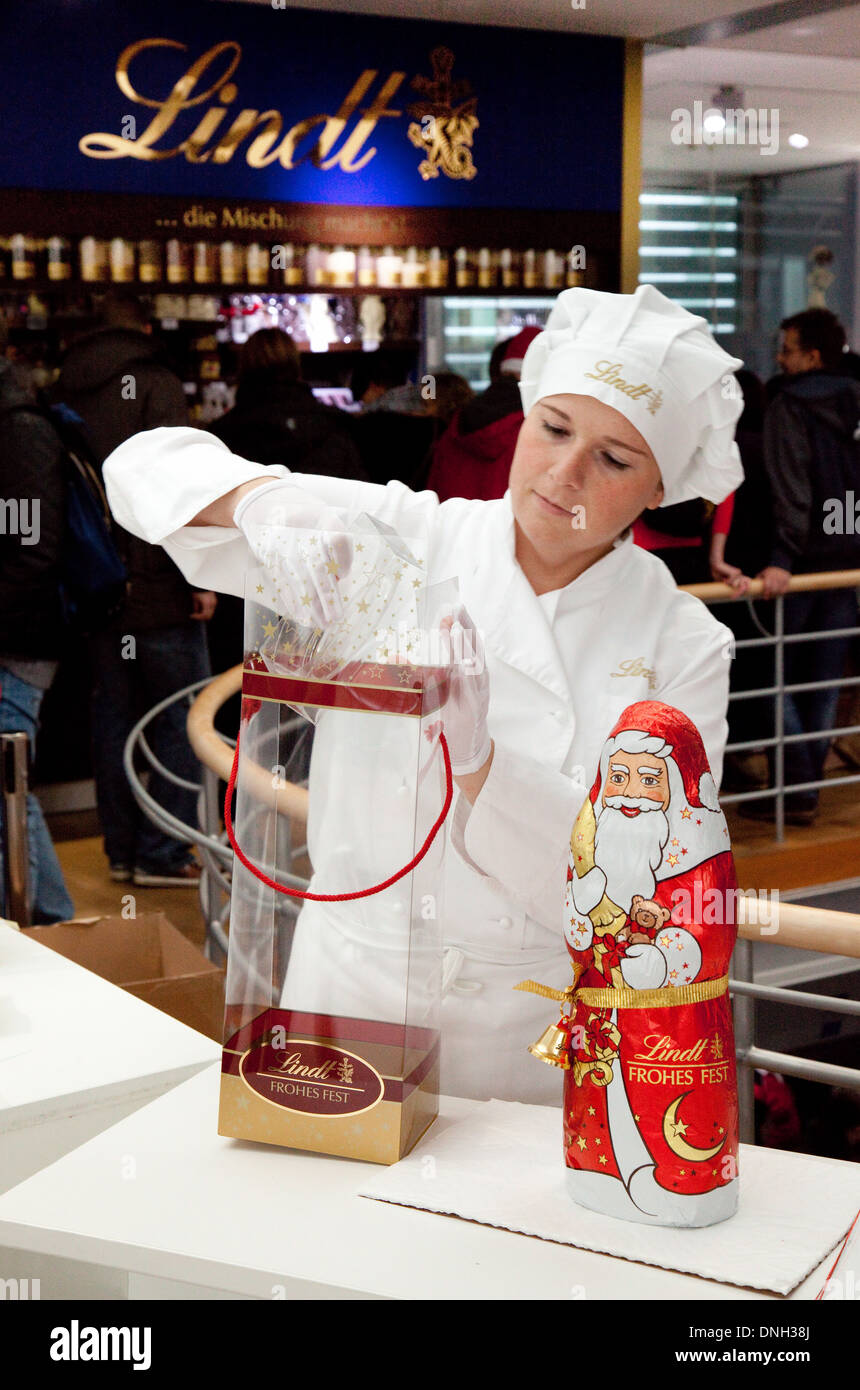Ein Lindt-Schokolade-Mitarbeiter wickeln einen Schokoladen Weihnachtsmann, das Schokoladenmuseum, Köln, Deutschland, Europa Stockfoto