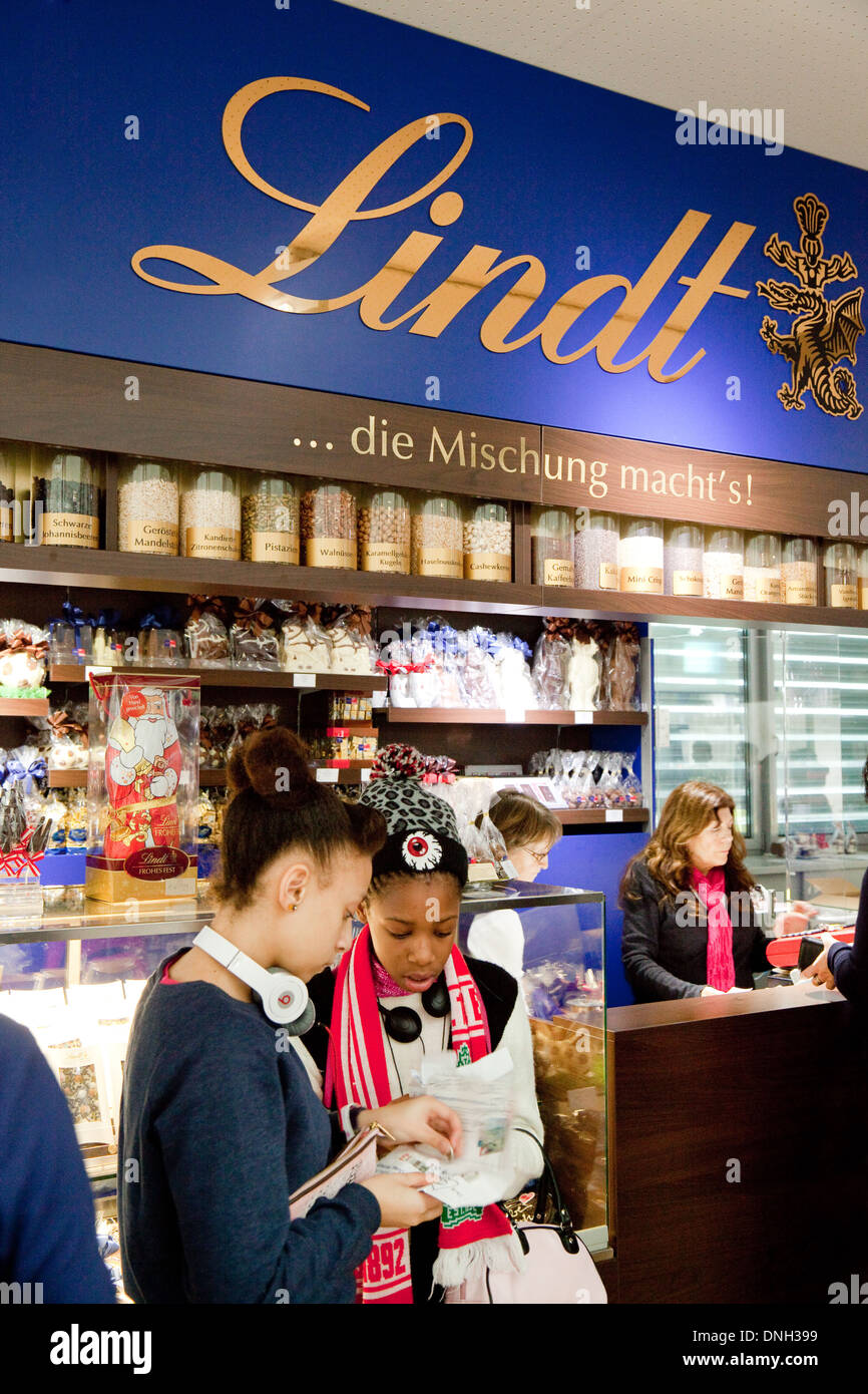 Kinder, die Lindt Schokolade zu kaufen, im Shop in der Lindt-Schokolade-Museum, Köln (Köln), Deutschland, Europa Stockfoto