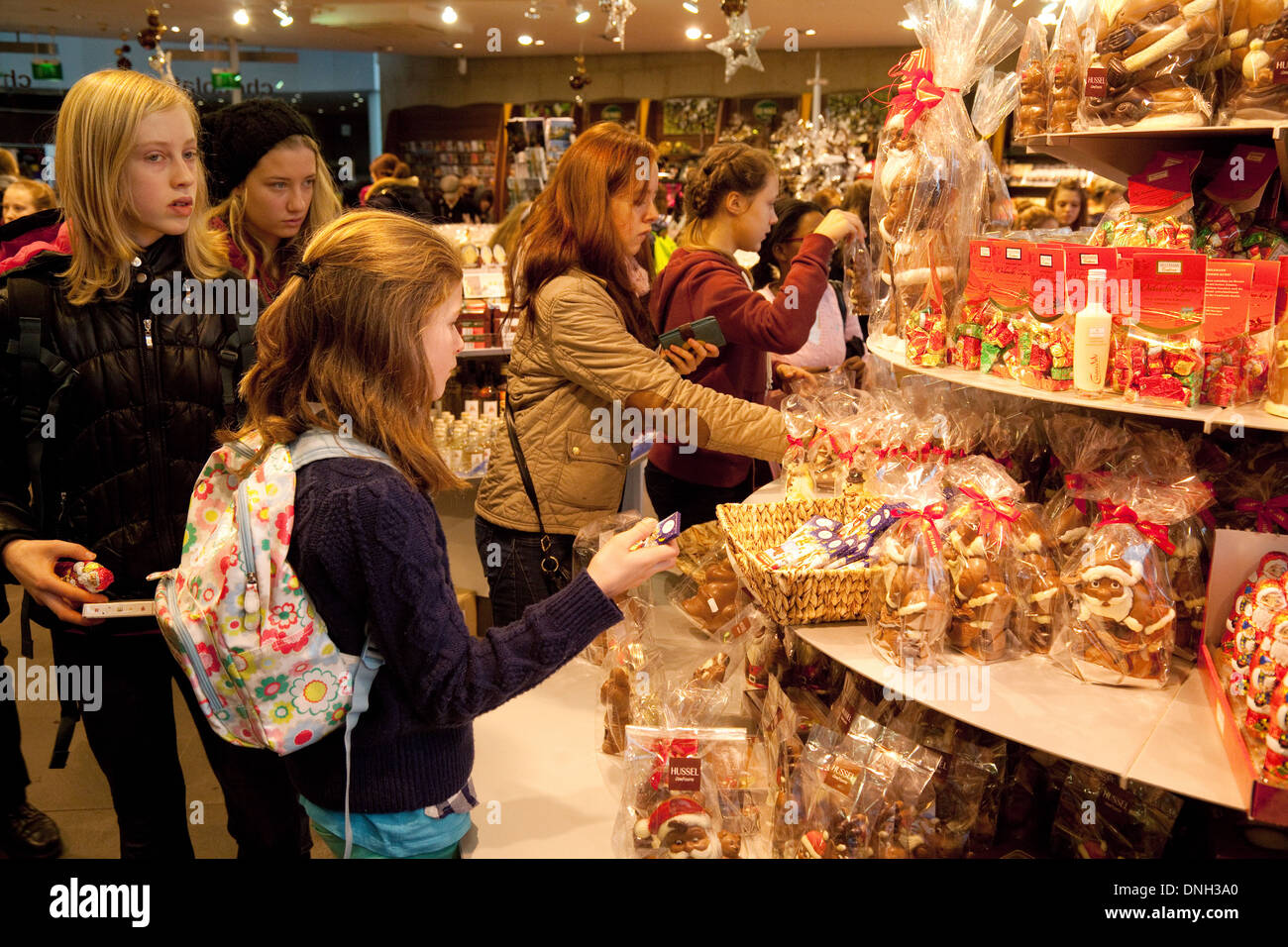 Schokoladenmuseum Köln, Jugendliche kaufen, Süßigkeiten und Schokolade, Köln, Deutschland, Europa Stockfoto