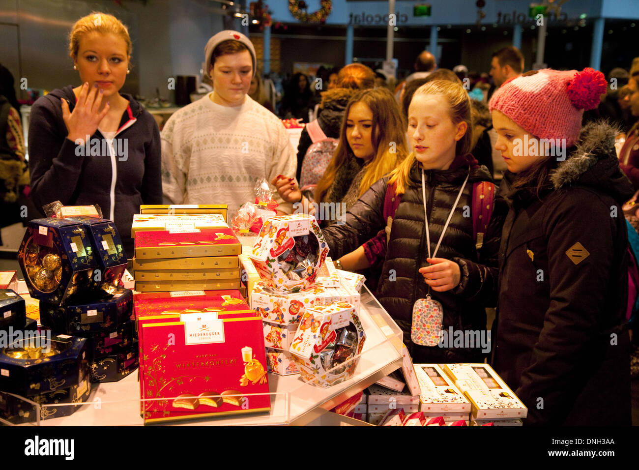 Kinder kaufen, Schokolade und Süßigkeiten, das Kölner Schokoladenmuseum Geschenkeladen, Köln (Köln), Deutschland, Europa Stockfoto